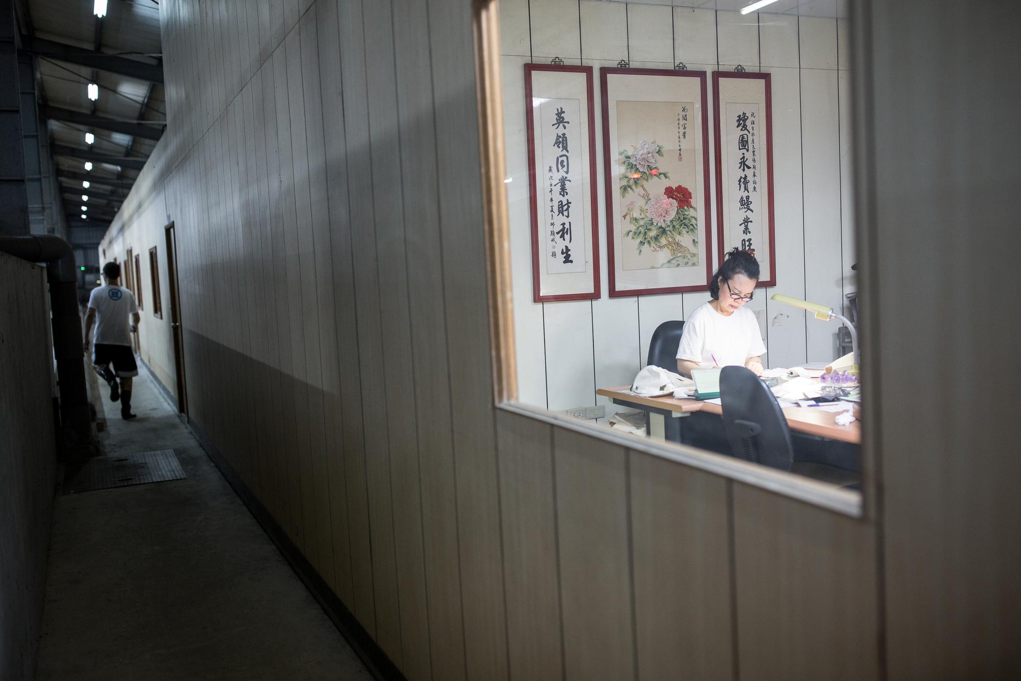 在包裝場,當所有員工都已就寢休息,只有郭瓊英仍在挑燈夜戰對帳。