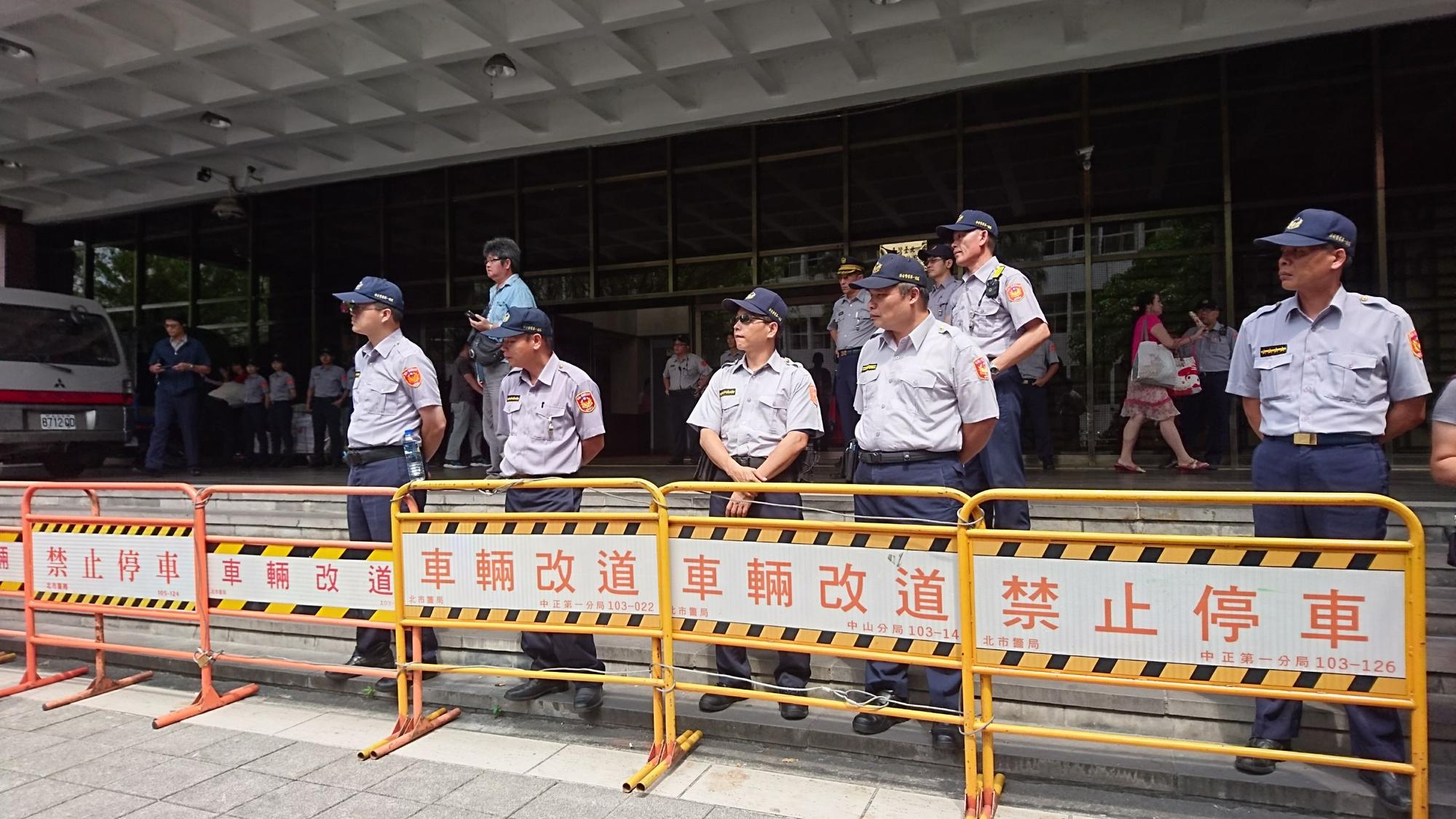 警方已掌握是誰施放煙霧彈，下午3點將開記者會對外說明。