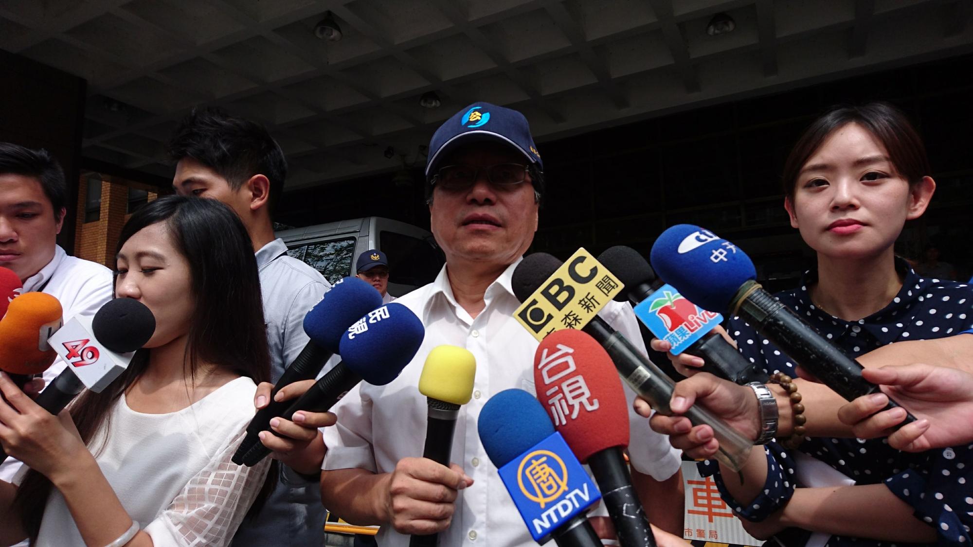 世大運開幕遭反年改團體鬧場，李來希下午率眾赴北檢聲援遭約談民眾，還嗆蔡政府無法無天。