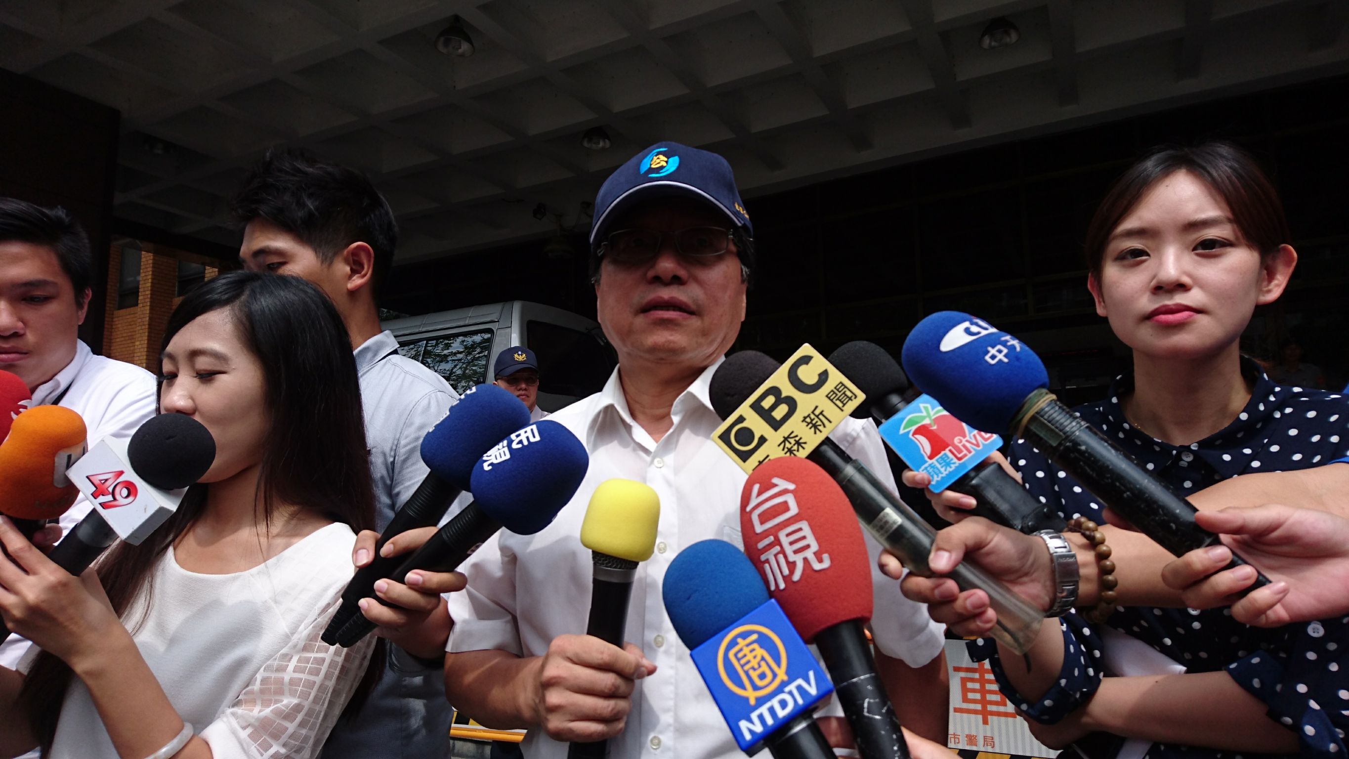 世大運開幕遭反年改團體鬧場，李來希下午率眾赴北檢聲援遭約談民眾，還嗆蔡政府無法無天。