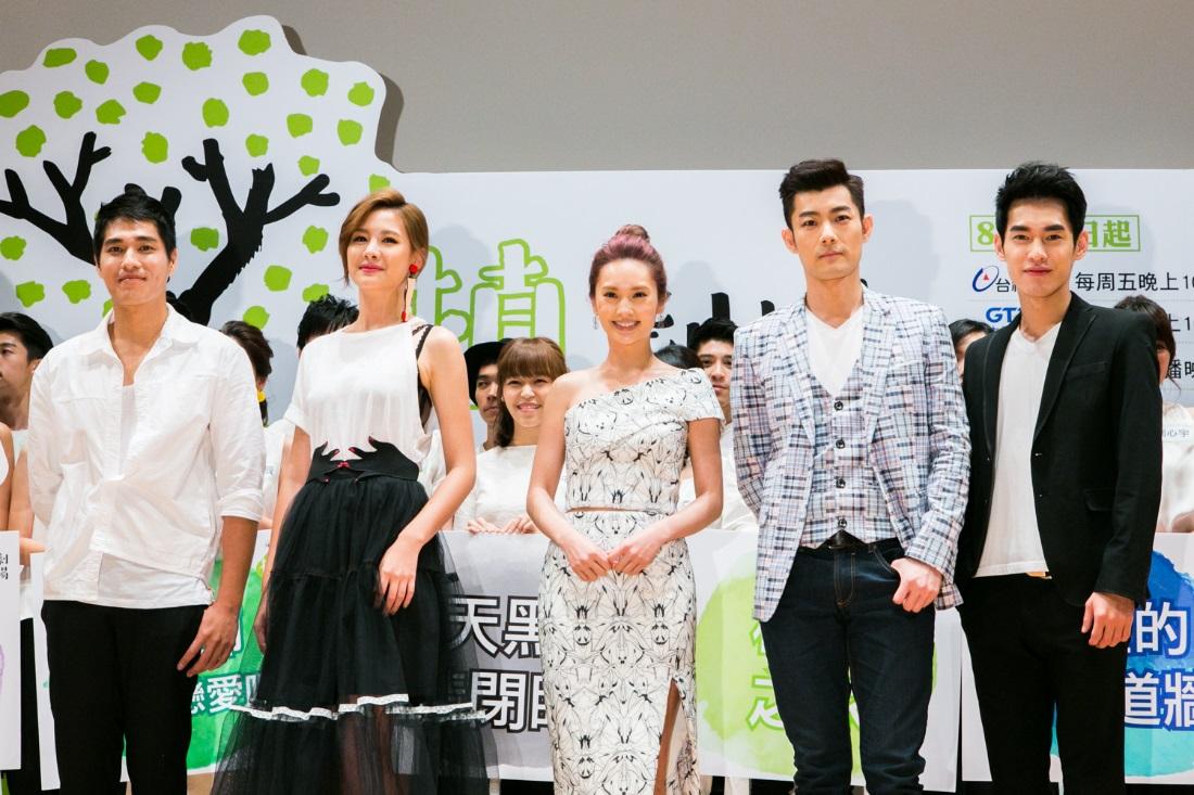植劇場去年風光舉辦記者會，參與演出的大咖藝人，一字排開場面盛大。（左起：藍正龍、安心亞、楊丞琳、施易男、張書豪）