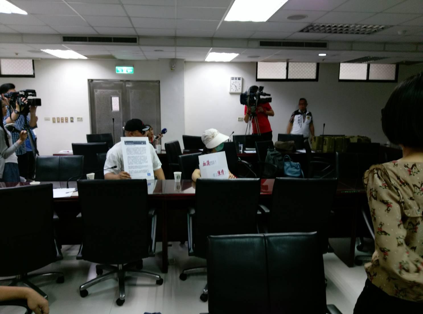 2名員工手持字牌,控訴馥宇行負責人說謊。