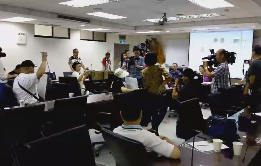 員工當場下跪泣訴，要求傾聽基層心聲。