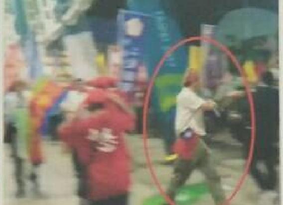 陳男被拍到手持煙霧彈的畫面。