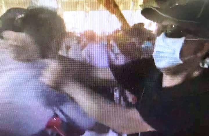 襲警的嫌犯李彧彬（右）遭警方帶回偵訊。