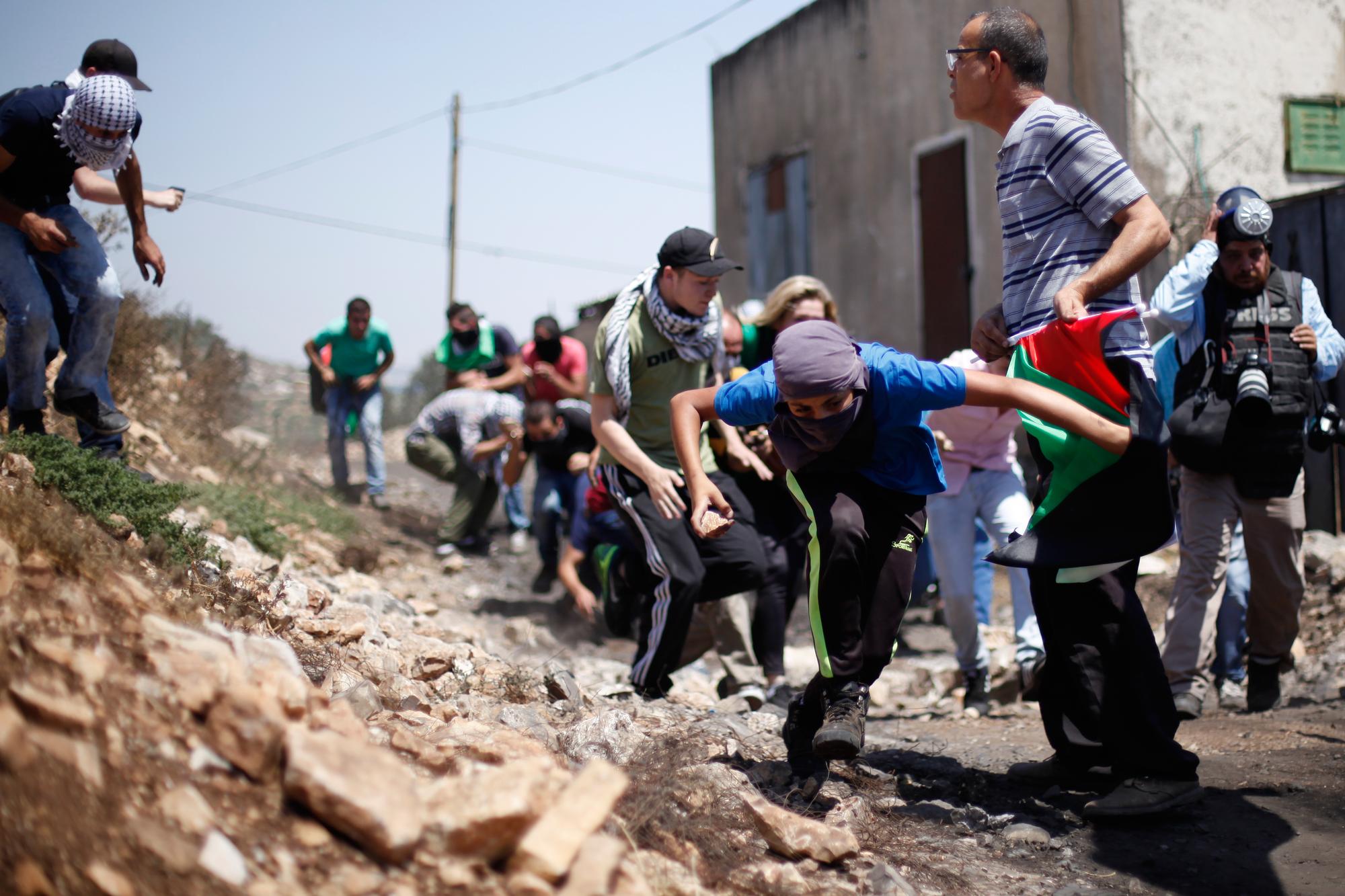 Kafr Qaddum開路抗爭剛邁入第7年，鎮民、記者、運動份子……奔跑著遠離催淚瓦斯。