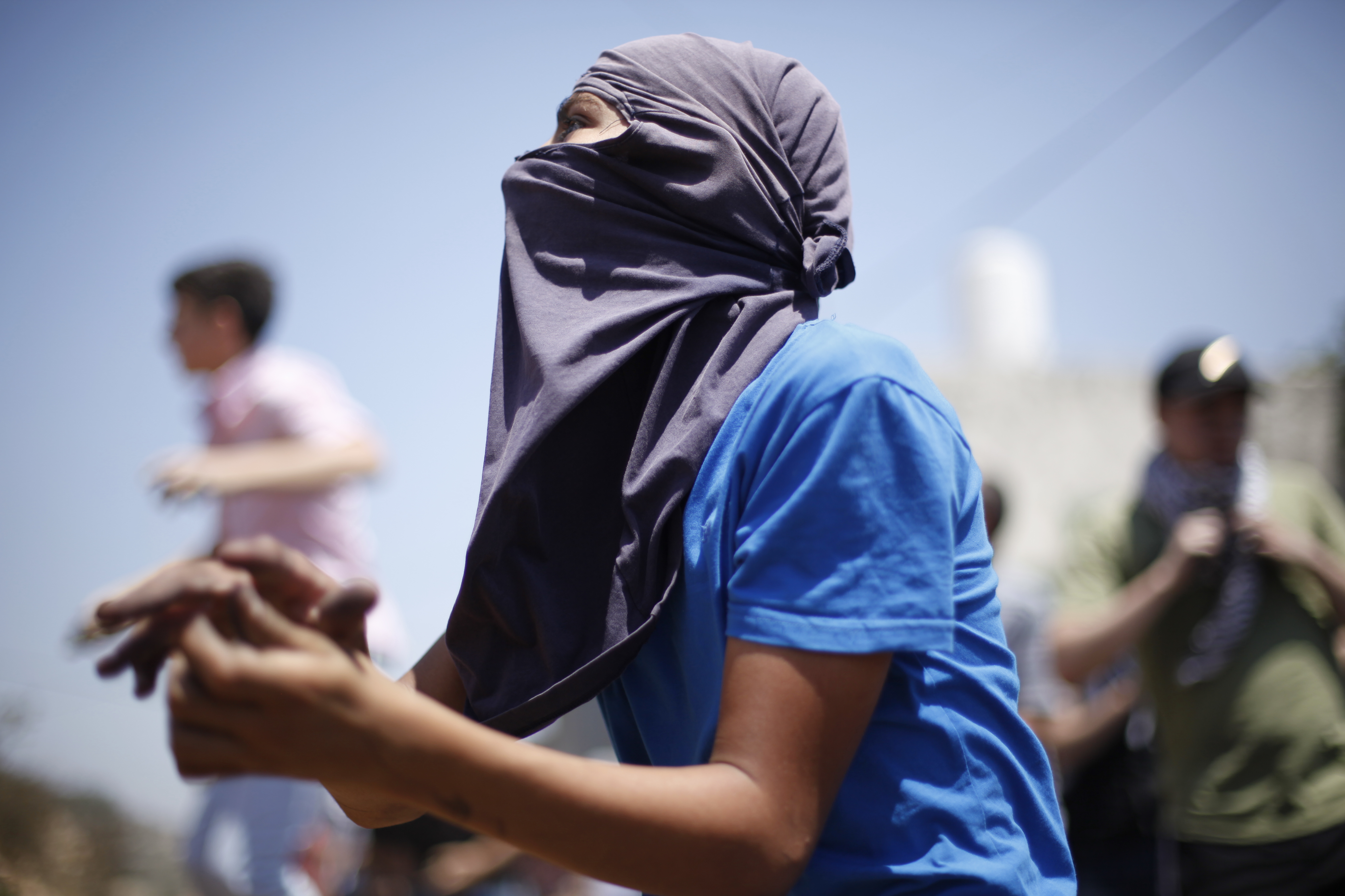 每一個週末，天空總要泛白。