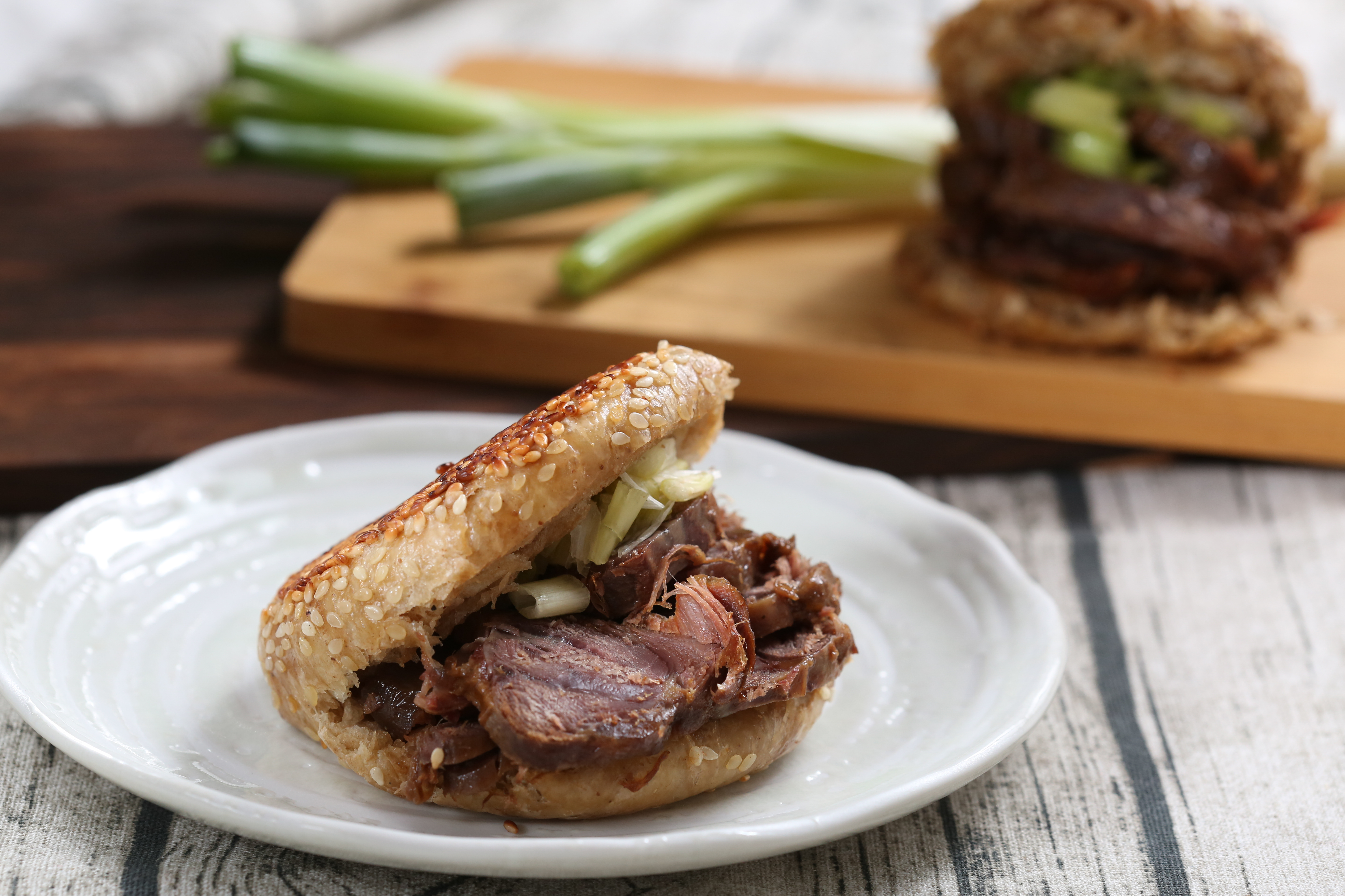 「火燒夾肉」將牛、羊肉滷上1個多小時，夾在芝麻火燒裡肉感十足。（皆60元／個）