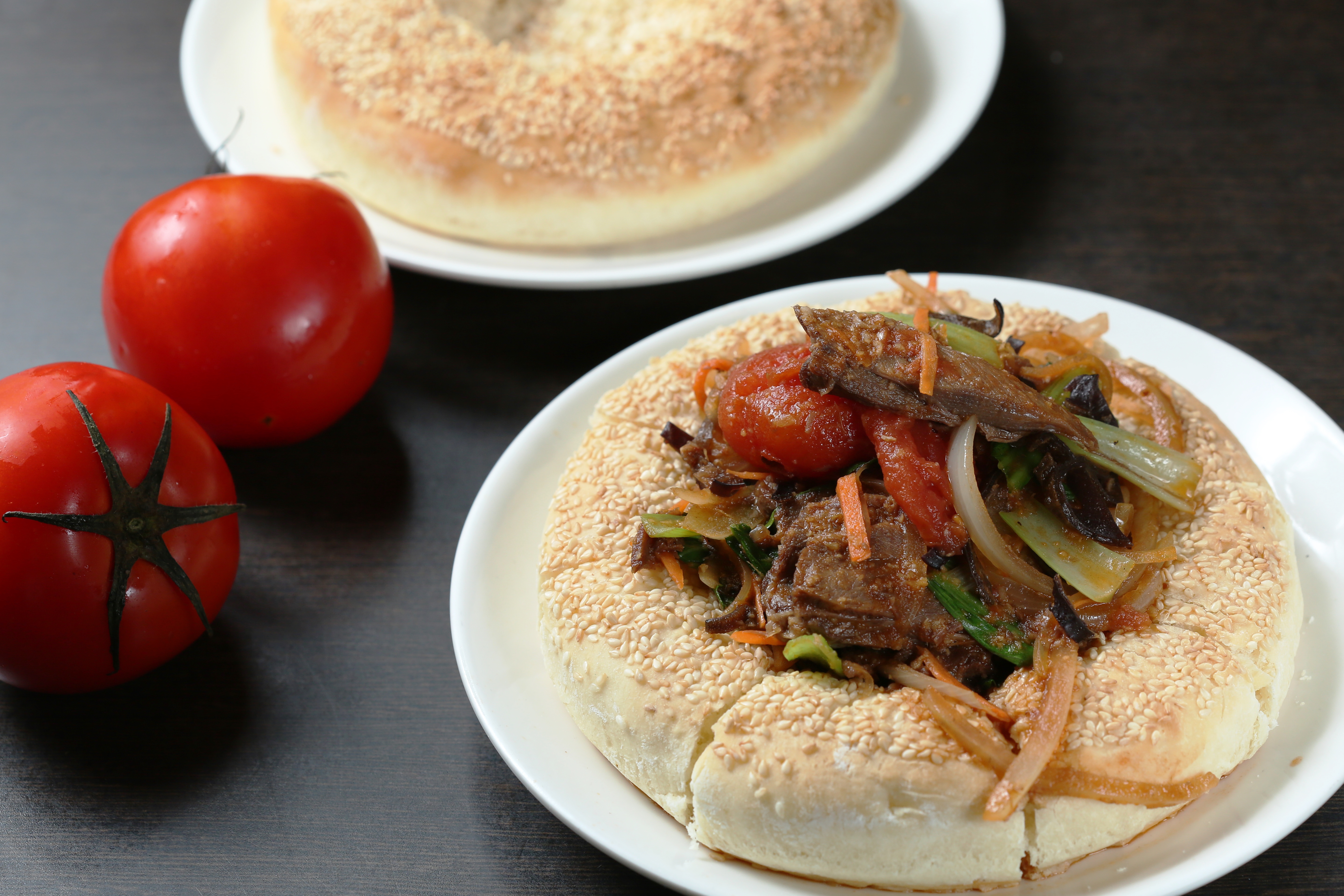 「饢包肉」是新疆特色菜，據說加番茄是家常風味。（180元／份）