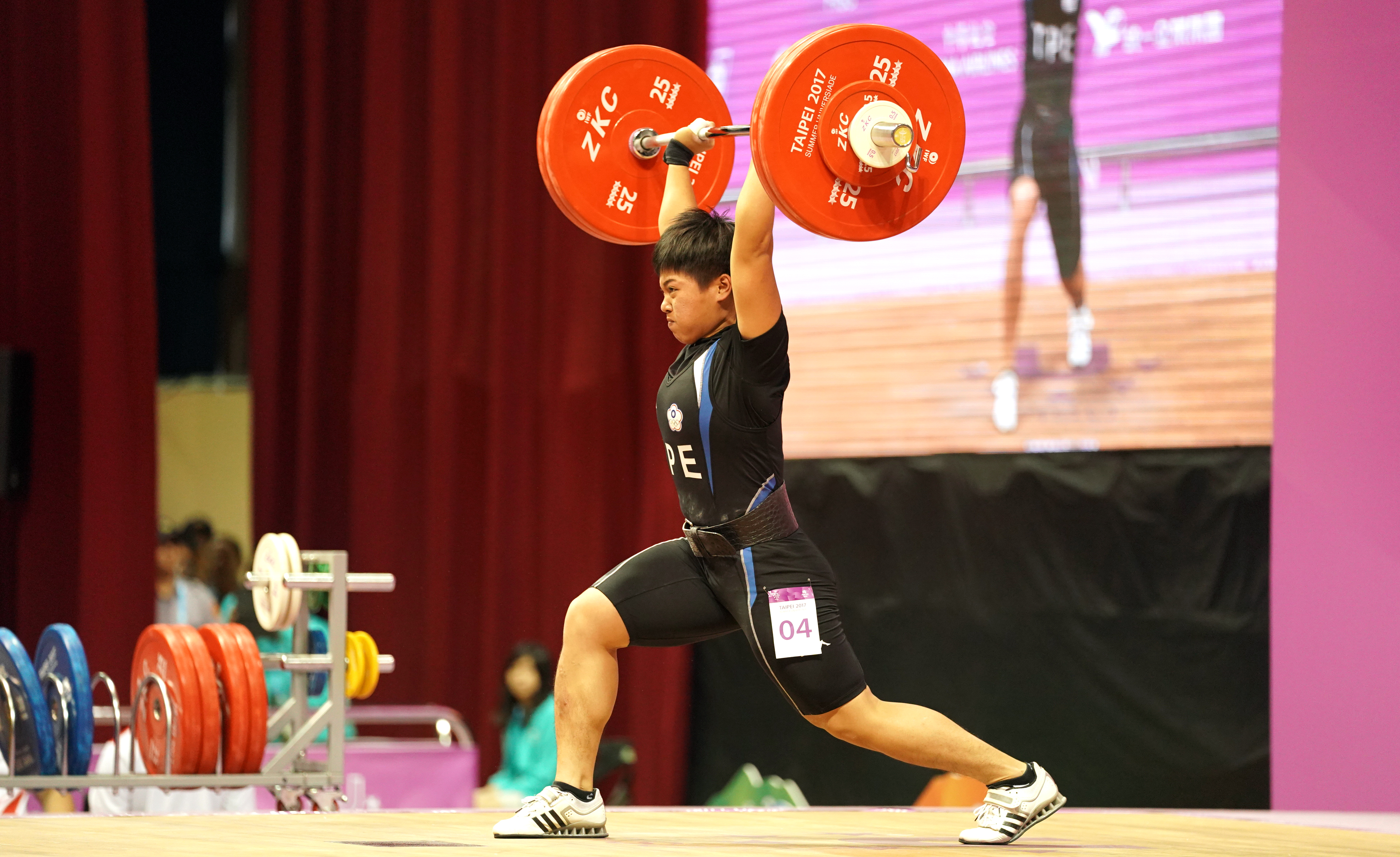舉重女將洪萬庭今天在台北世大運女子69公斤級，以總和227公斤、1公斤之差摘金。