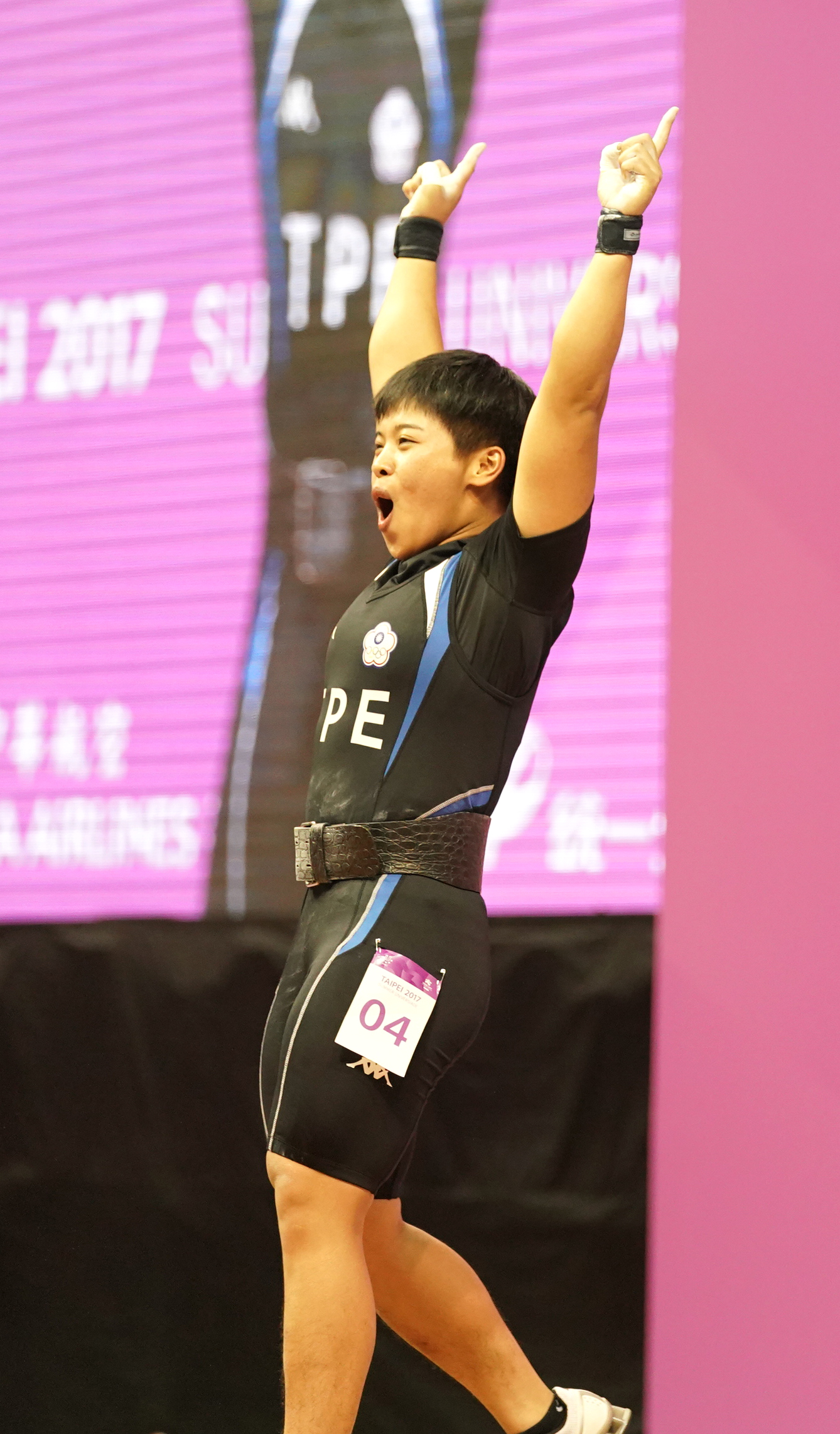 洪萬庭在挺舉第二次試舉舉起126公斤確定奪冠後，興奮的舉手歡呼。