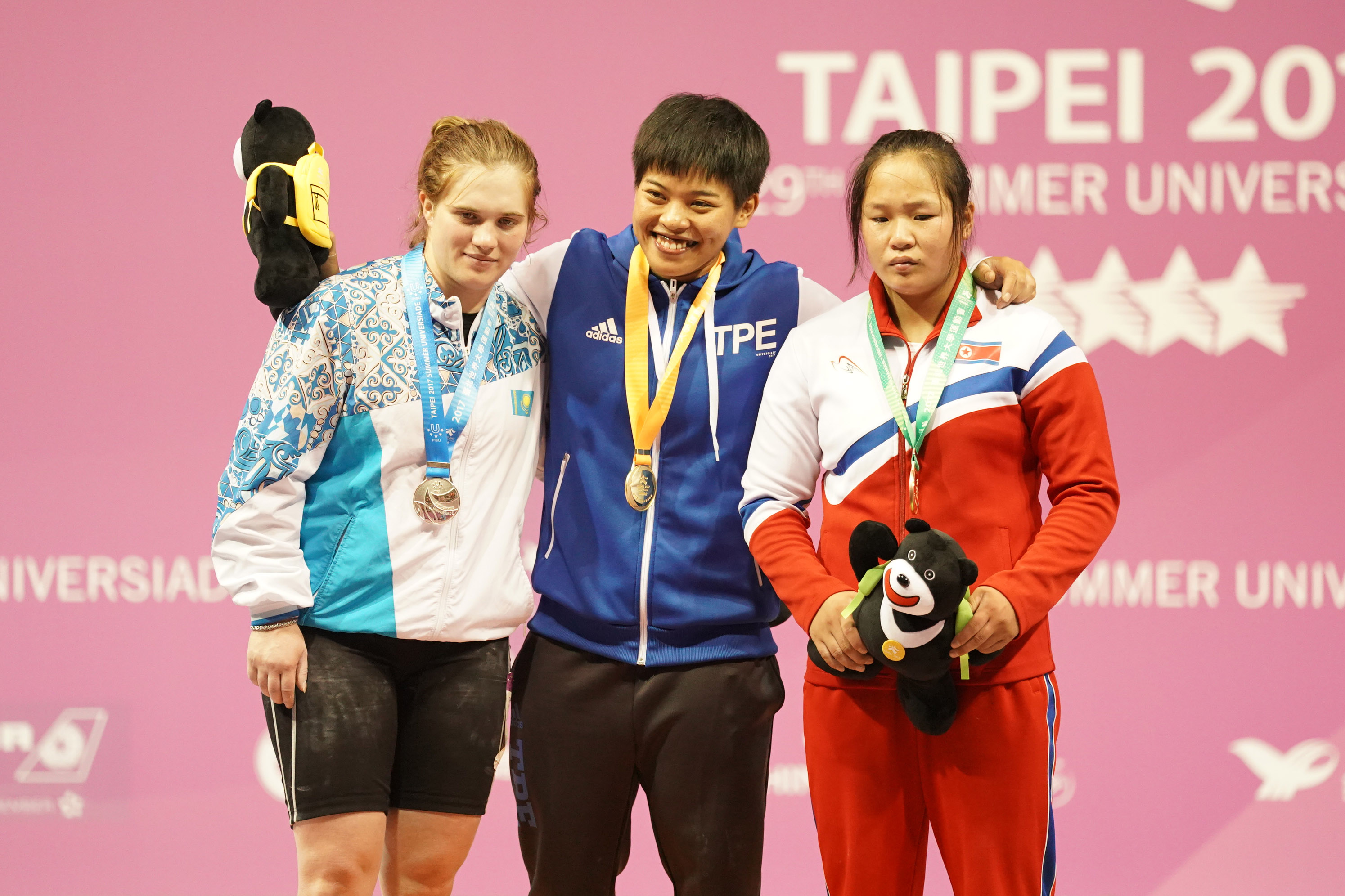 洪萬庭開心奪金，與銀銅牌選手合影。