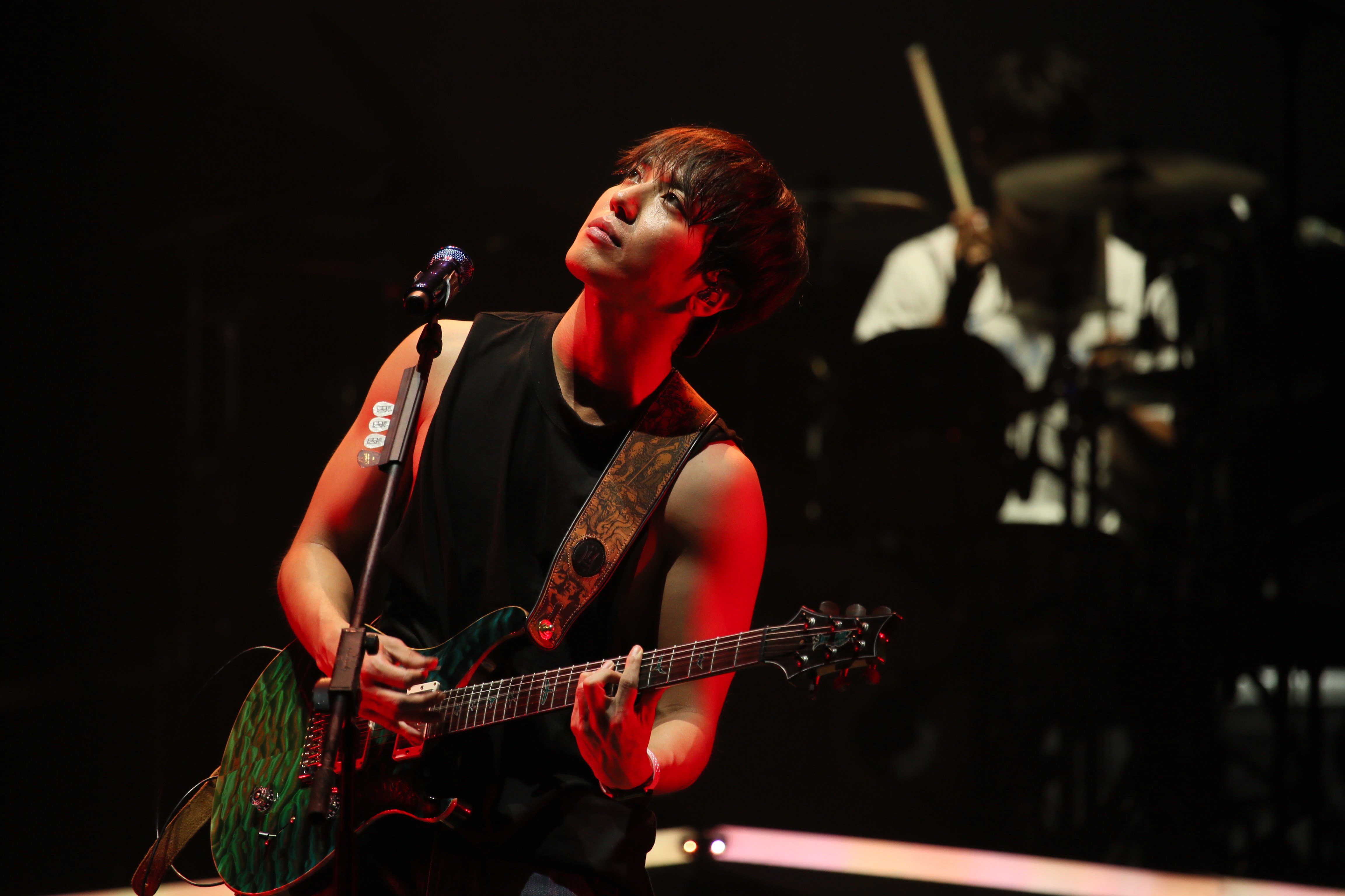 CNBLUE主唱鄭容和在香港演唱會上，演唱林俊傑的〈小酒窩〉令粉絲驚艷。