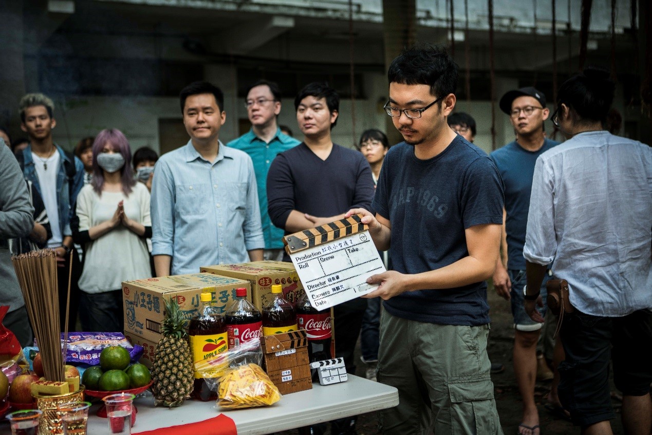 《紅衣小女孩2》每到一個場地開拍前，劇組都會先拜拜。（威視提供）