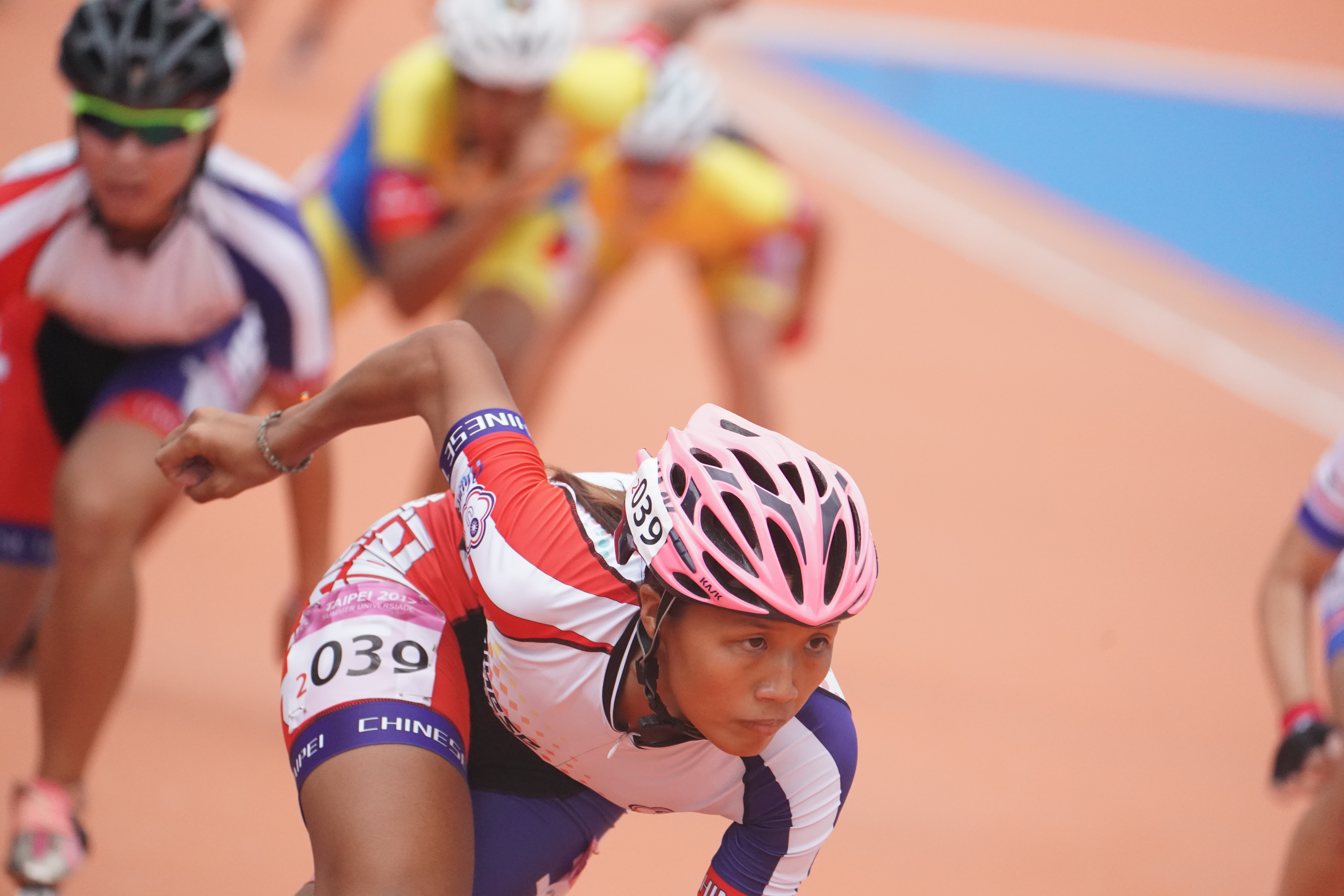 女子組的陳映竹、李孟竹、楊合貞也以4分25秒026，為滑輪溜冰添得第8金。