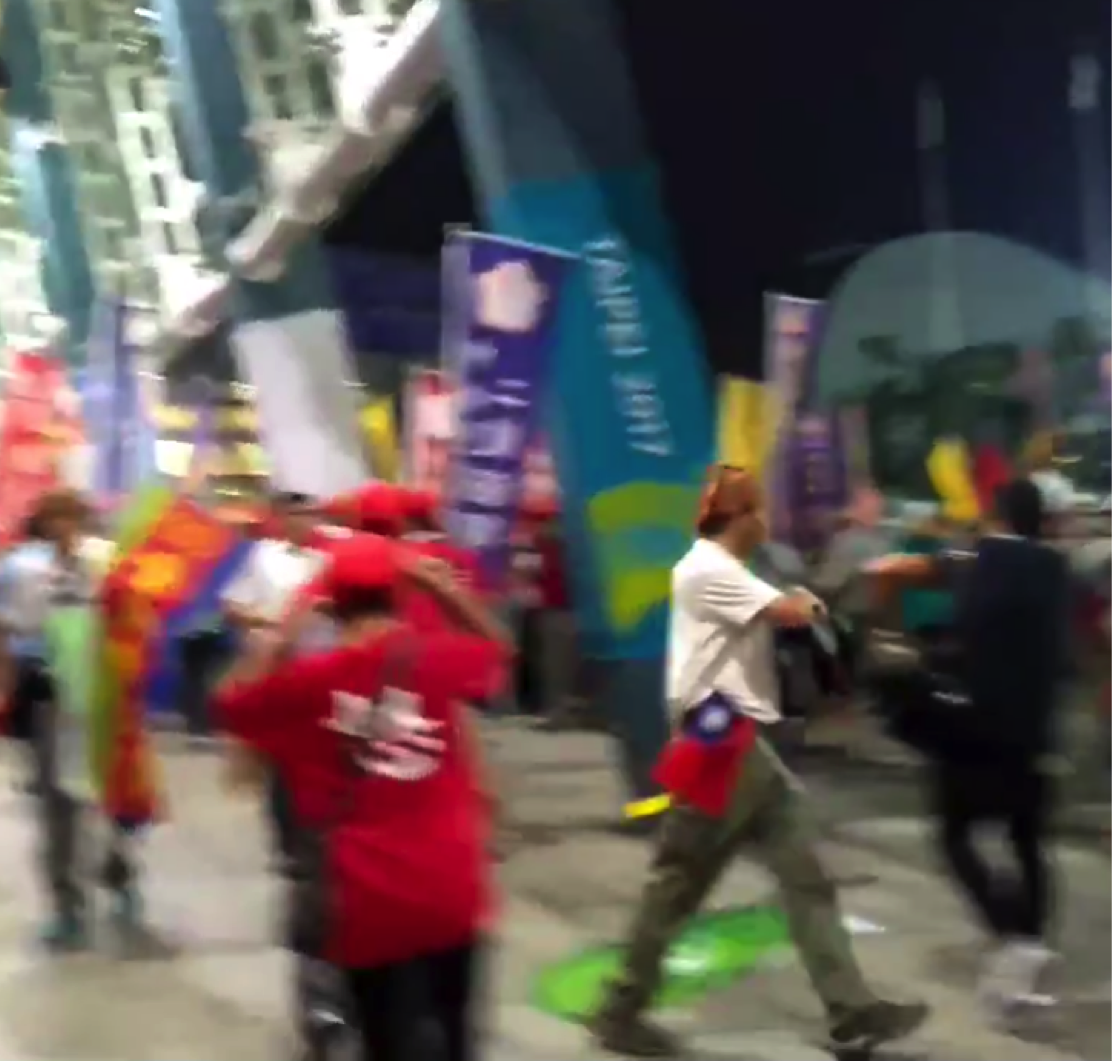 陳嫌涉嫌於世大運於小巨蛋南側公共區域丟擲煙幕彈。