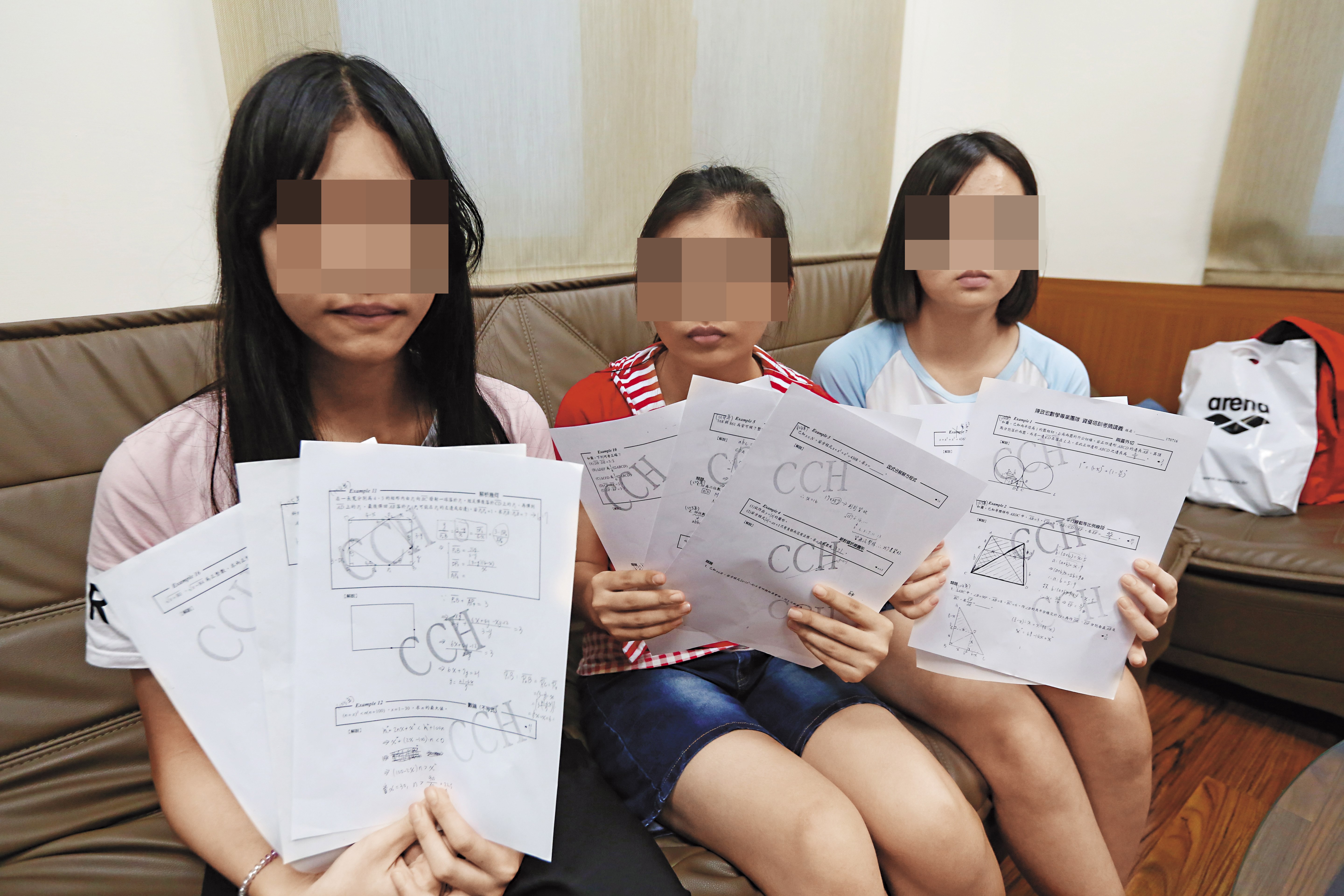 3名剛考上彰化女中的學生，拿著高手補習班的猜題卷，痛批考試不公。