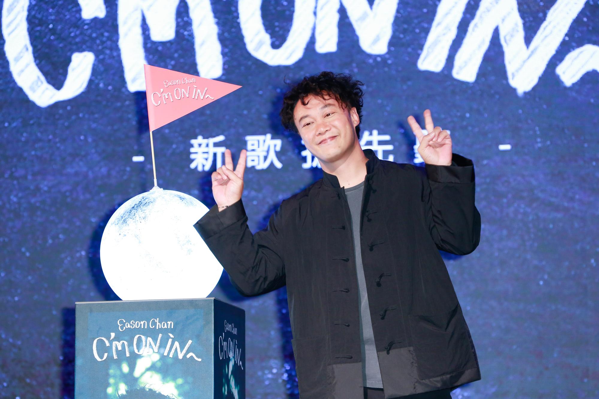 拿過兩屆金曲歌王,陳奕迅聊到新專輯摘金透露「已經很美滿、應該不用再拿了」。