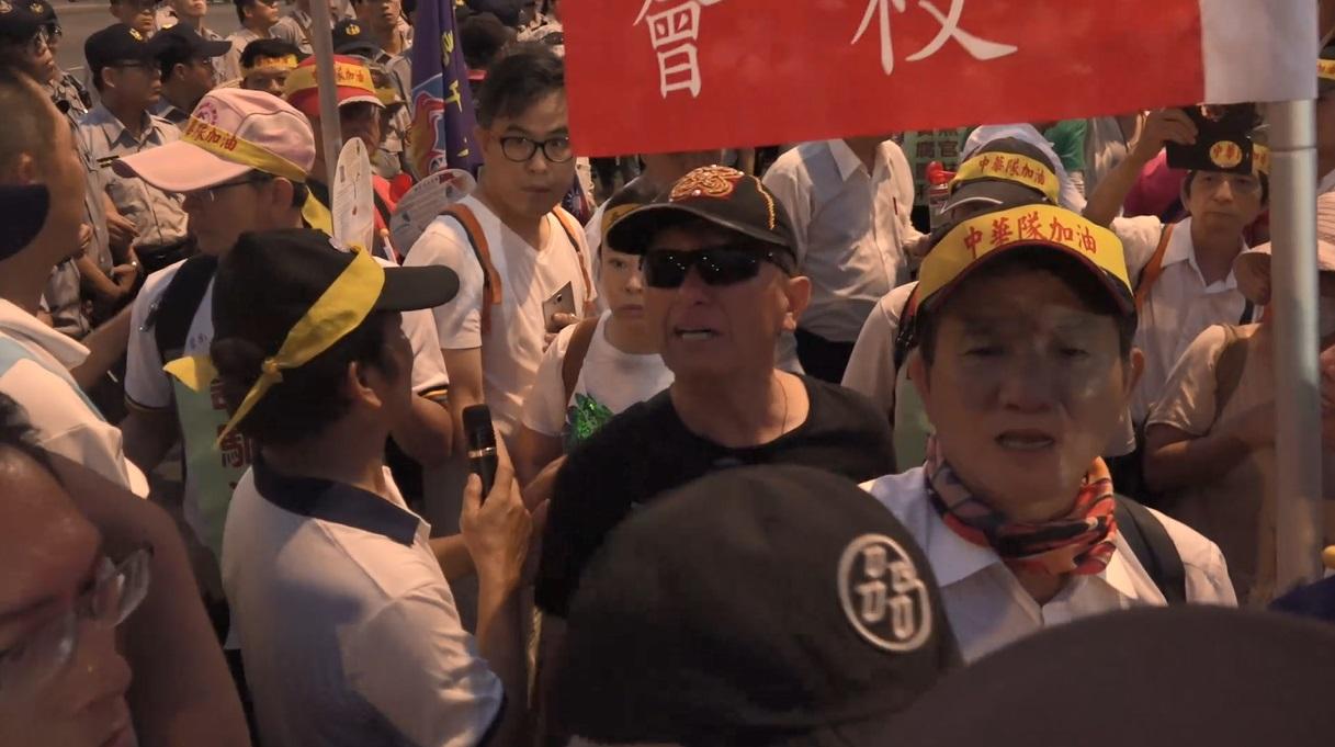 李彧彬在開幕前標罵員警，選手進場時又毆打萬華分局巡佐，被警方送辦。