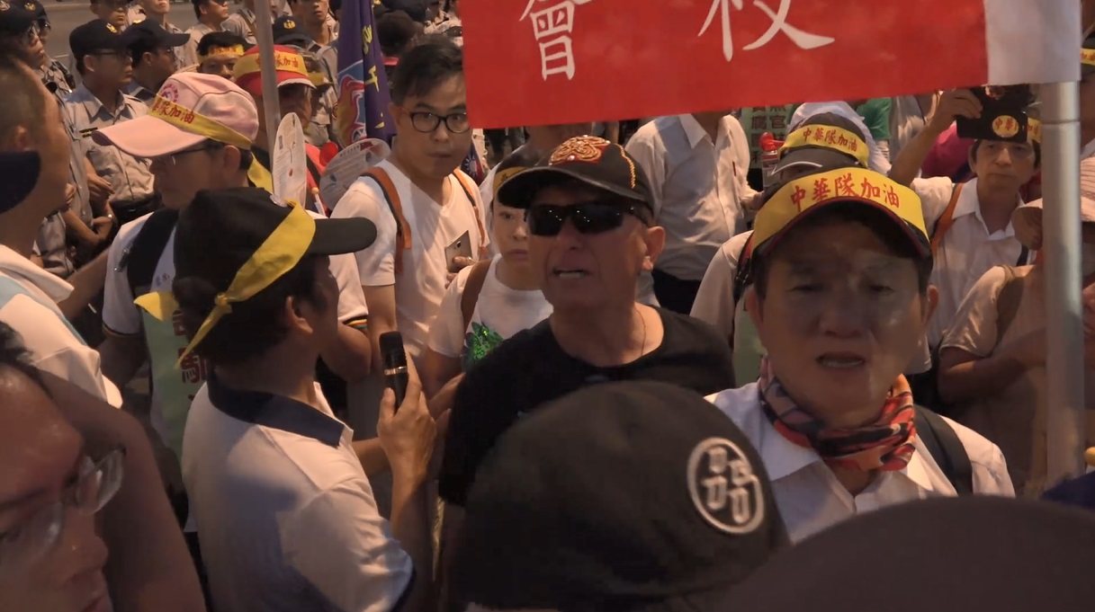李彧彬在開幕前標罵員警,選手進場時又毆打萬華分局巡佐,被警方送辦。