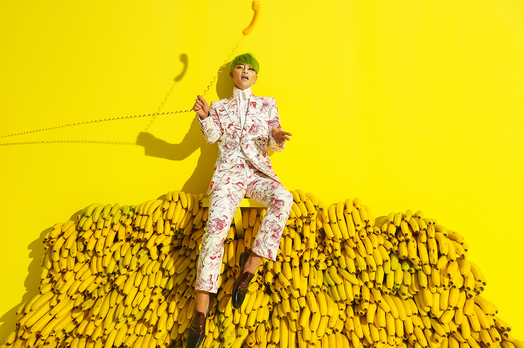 陳志朋拍新歌〈誘惑YOHO〉MV，打造顏色鮮艷瑰麗的場景。