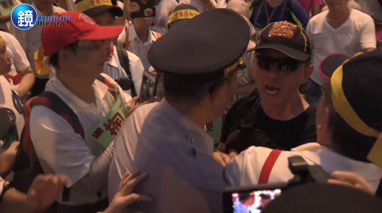 面對警方阻撓，李彧冰多次暴怒，認為員警「態度惡劣。」