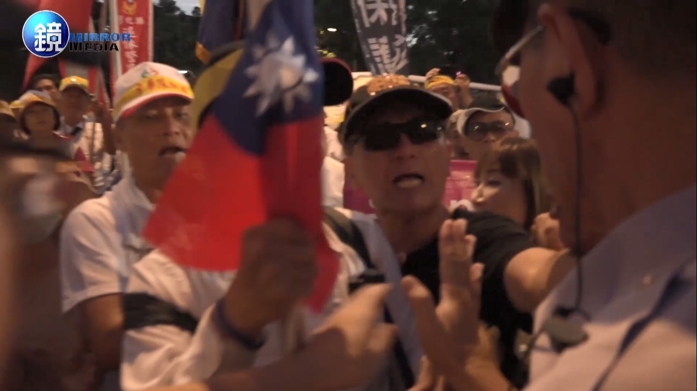 李彧彬動手前飆罵畫面曝光，大罵員警是「蔡政府的走狗」。