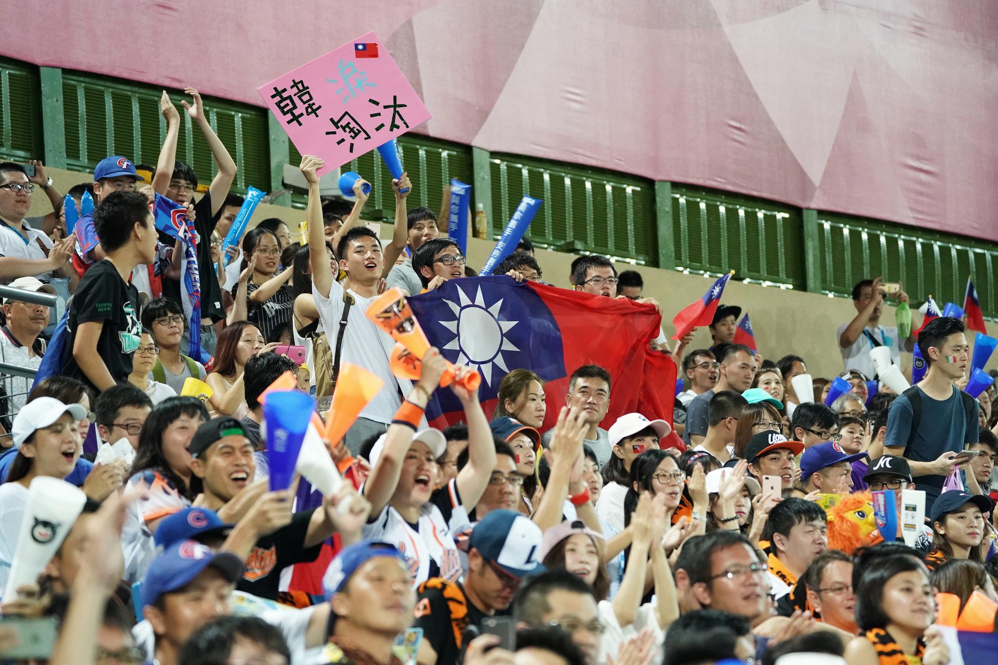 台北世大運舉行期間，「好想贏韓國」「打贏韓國就是爽」等發言，但一天到晚喊著口號，卻不見認真思考為何一定要贏韓、還有要怎麼才能贏。