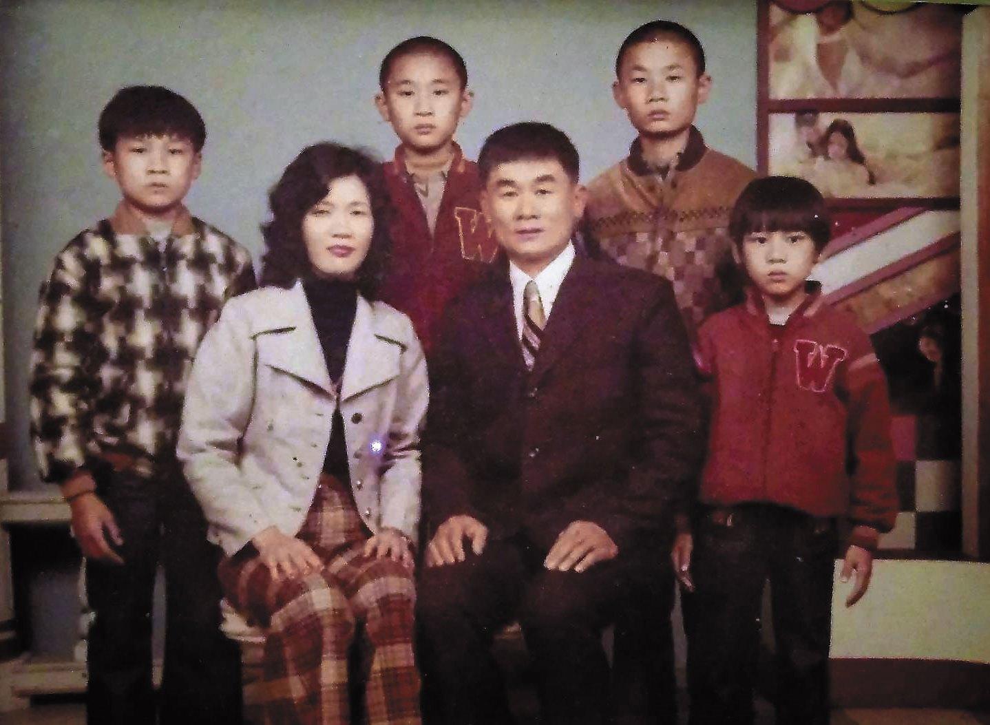 阿宗芋冰城創辦人黃錫宗全家福，左1站立者為三子黃志安。（黃志安提供）