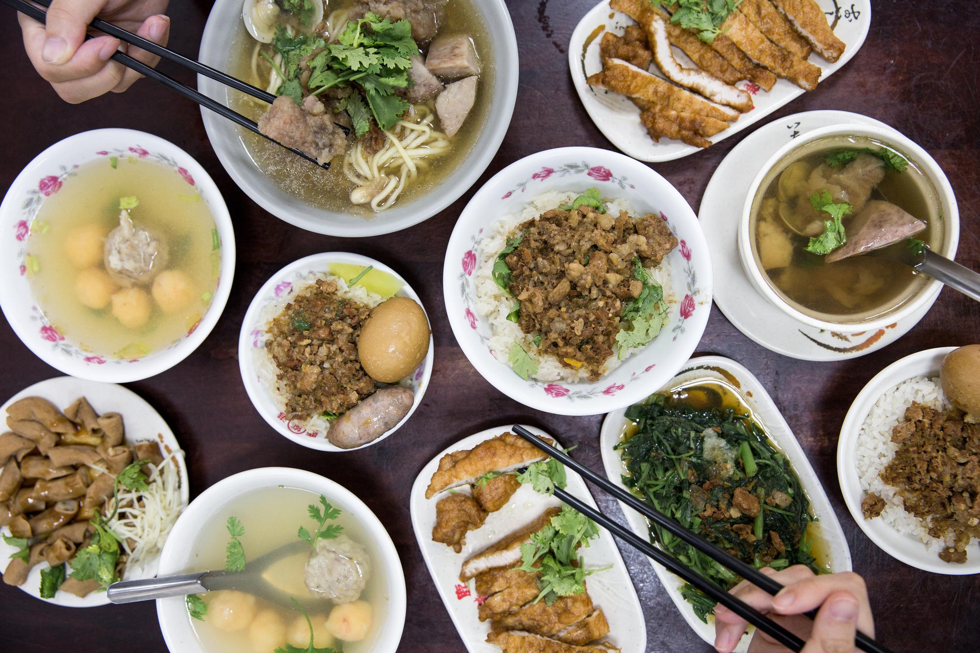 鹿港施家米糕店是在地50年老店,米糕、蝦丸湯是二大店之寶。