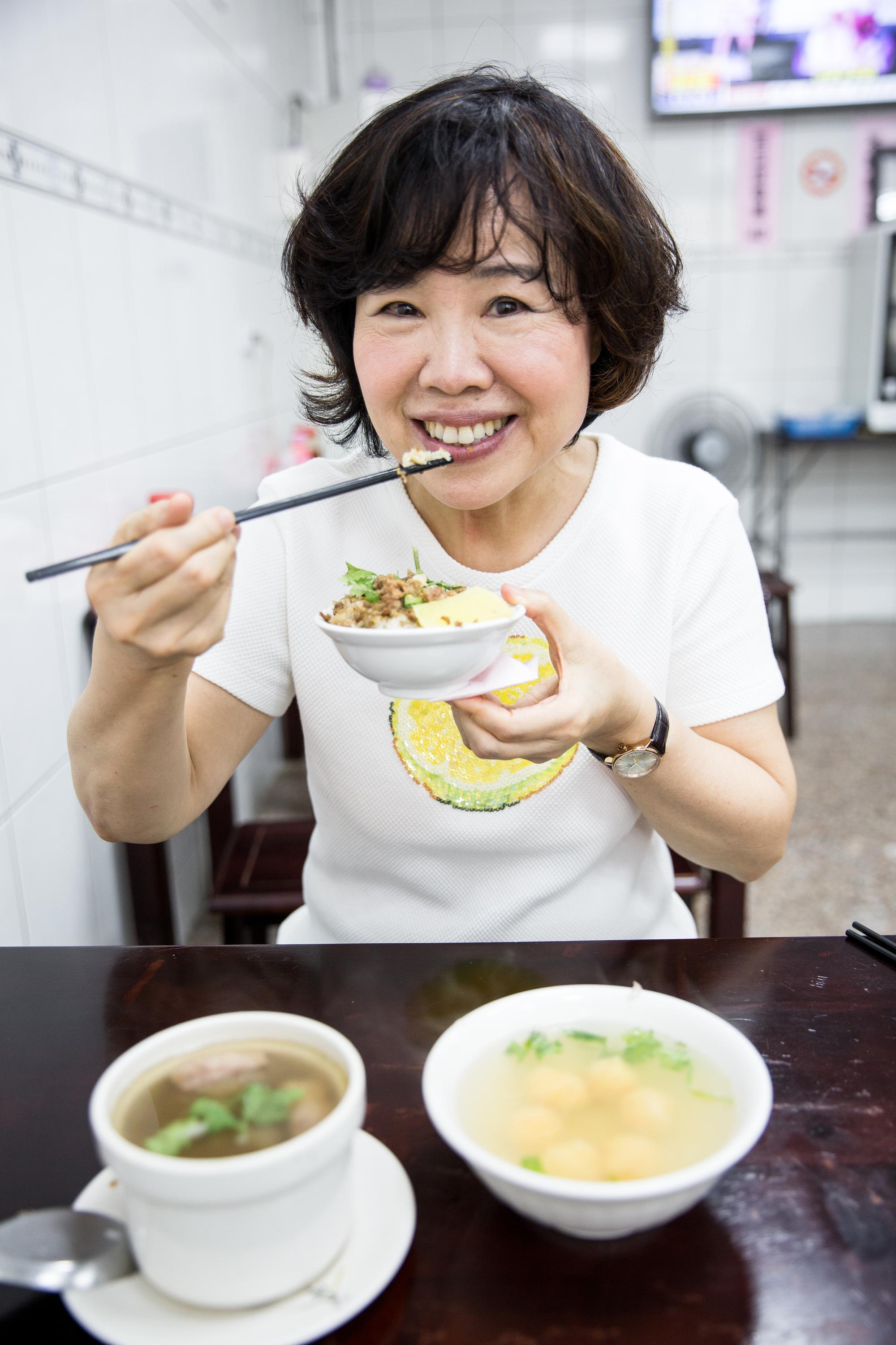 餐點一上桌,郭瓊英忍不住大快朵頤,米糕、蝦丸湯與排骨酥湯是她的最愛。