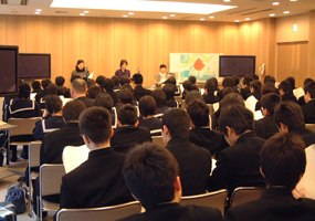 國立廣島和平祈念館所協助舉辦之原爆體驗紀錄朗讀會一景。怵目驚心的原爆經驗經由義工之口，深深烙印在山形縣鶴岡市鶴岡第二中學的國中二年級師生的心底，讓這些年輕一代能夠切身體會和平的重要。