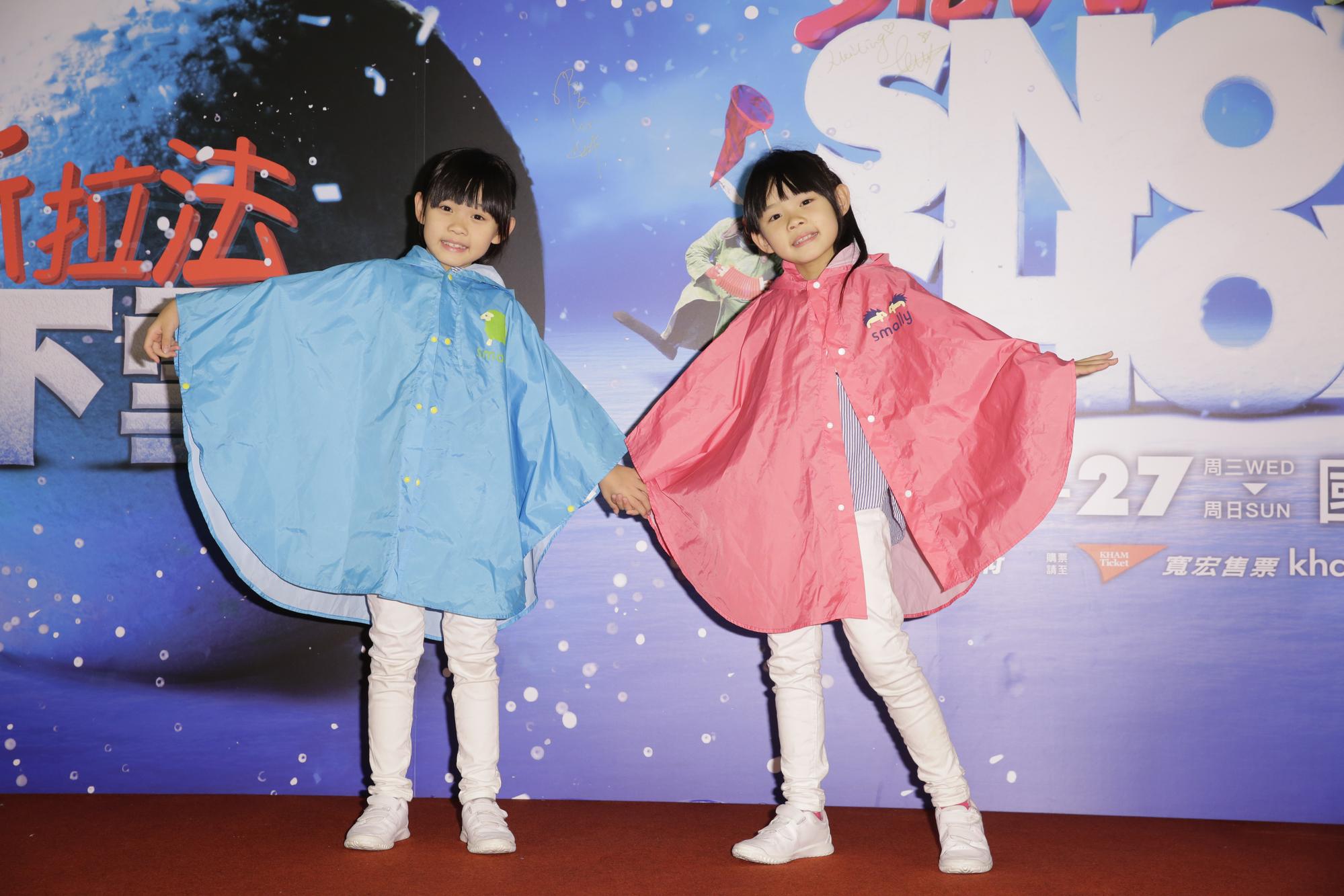 左左右右穿雨衣觀賞舞台劇「下雪了」，滿心期待能打雪仗。