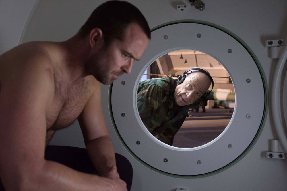 蘇利文斯坦布萊頓（左）再度展現猛男身材，而JK西蒙斯扮演他的長官。