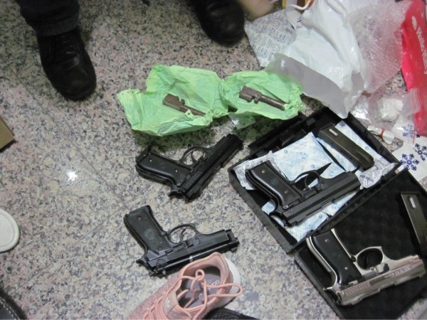 警方查扣潘嫌與劉姓友人持有的4把改造槍、27公克毒品。