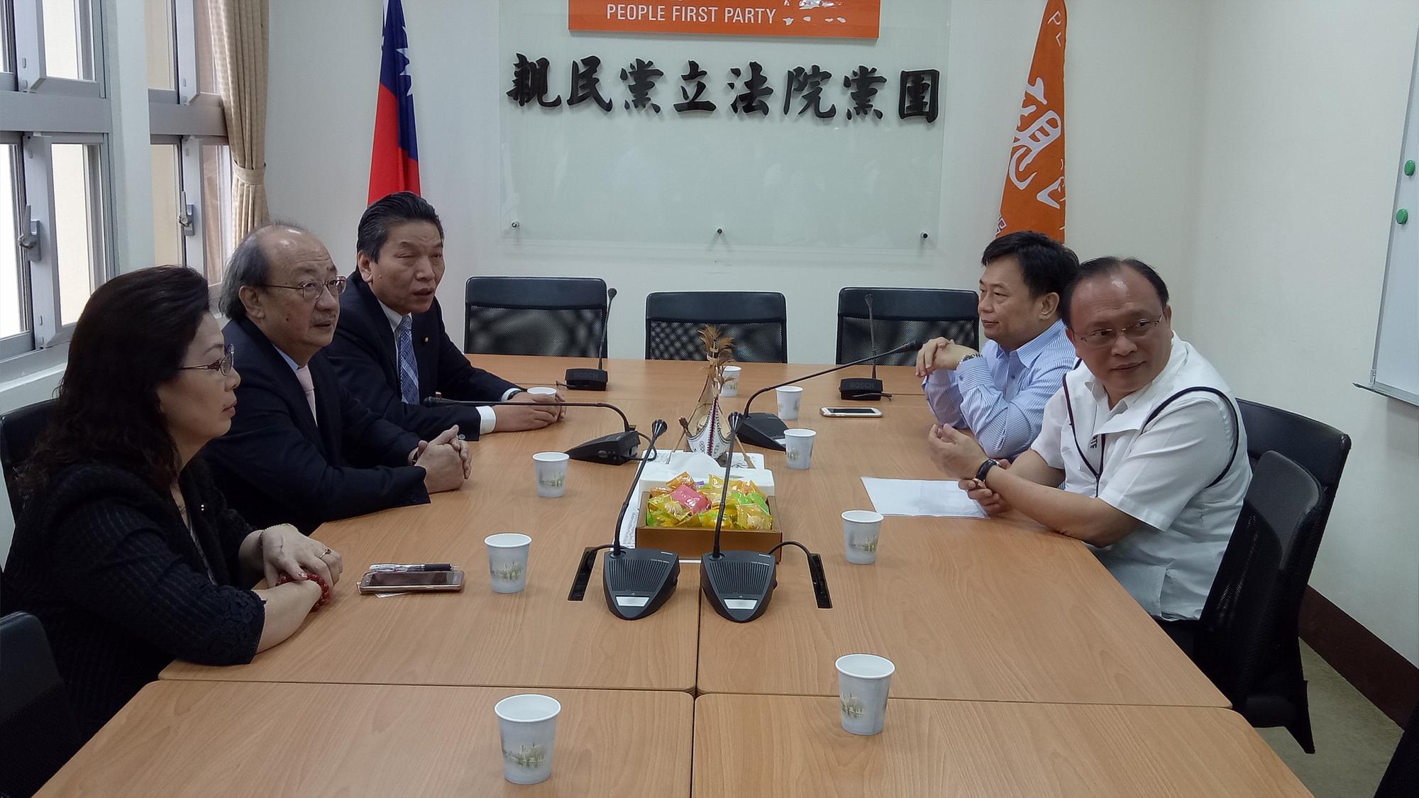 行政院副院長林錫耀(右2)週一拜會親民黨團總召李鴻鈞(左3),民進黨團總召柯建銘(左2)也與會。