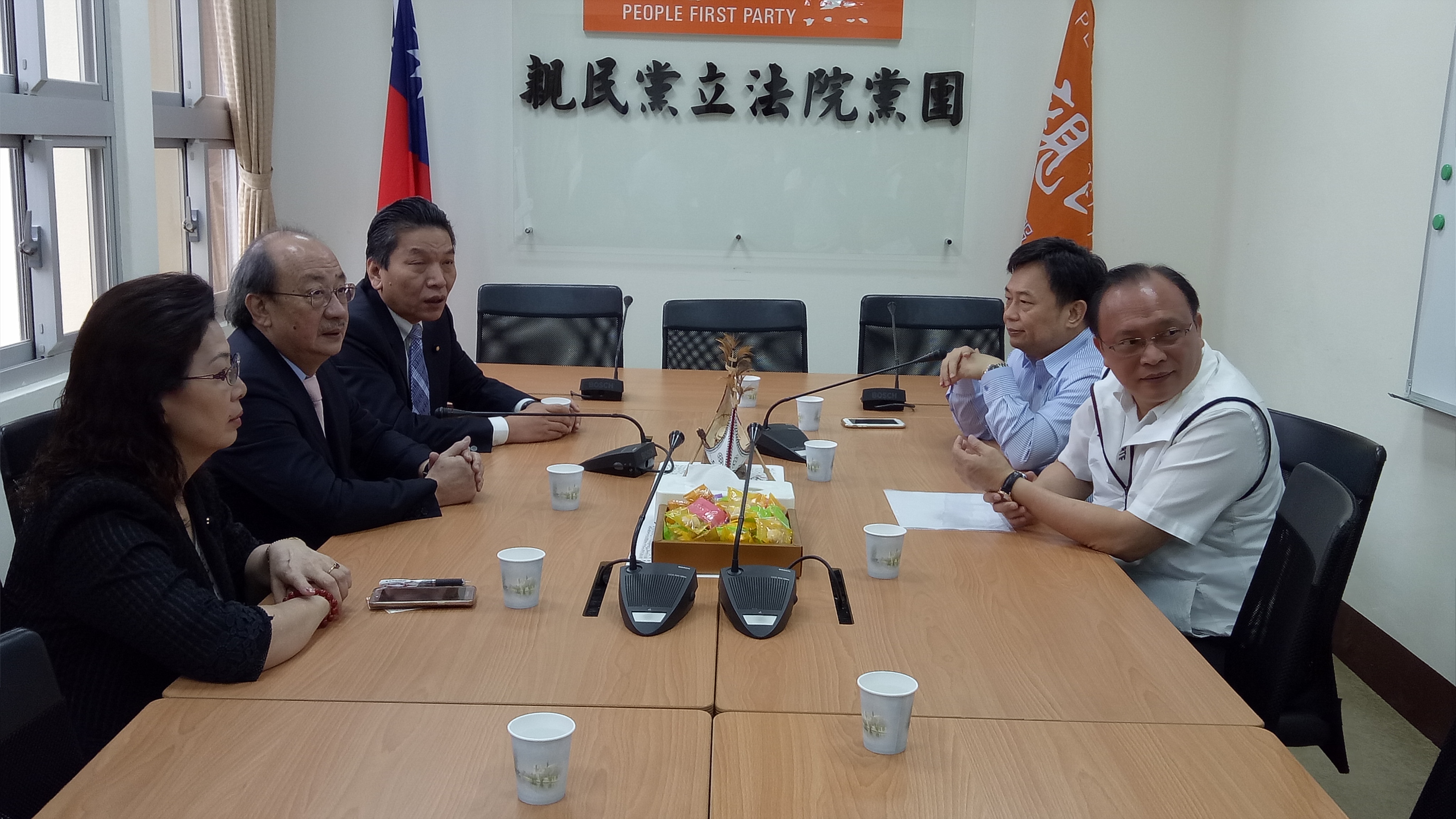 行政院副院長林錫耀（右2）週一拜會親民黨團總召李鴻鈞（左3），民進黨團總召柯建銘（左2）也與會。