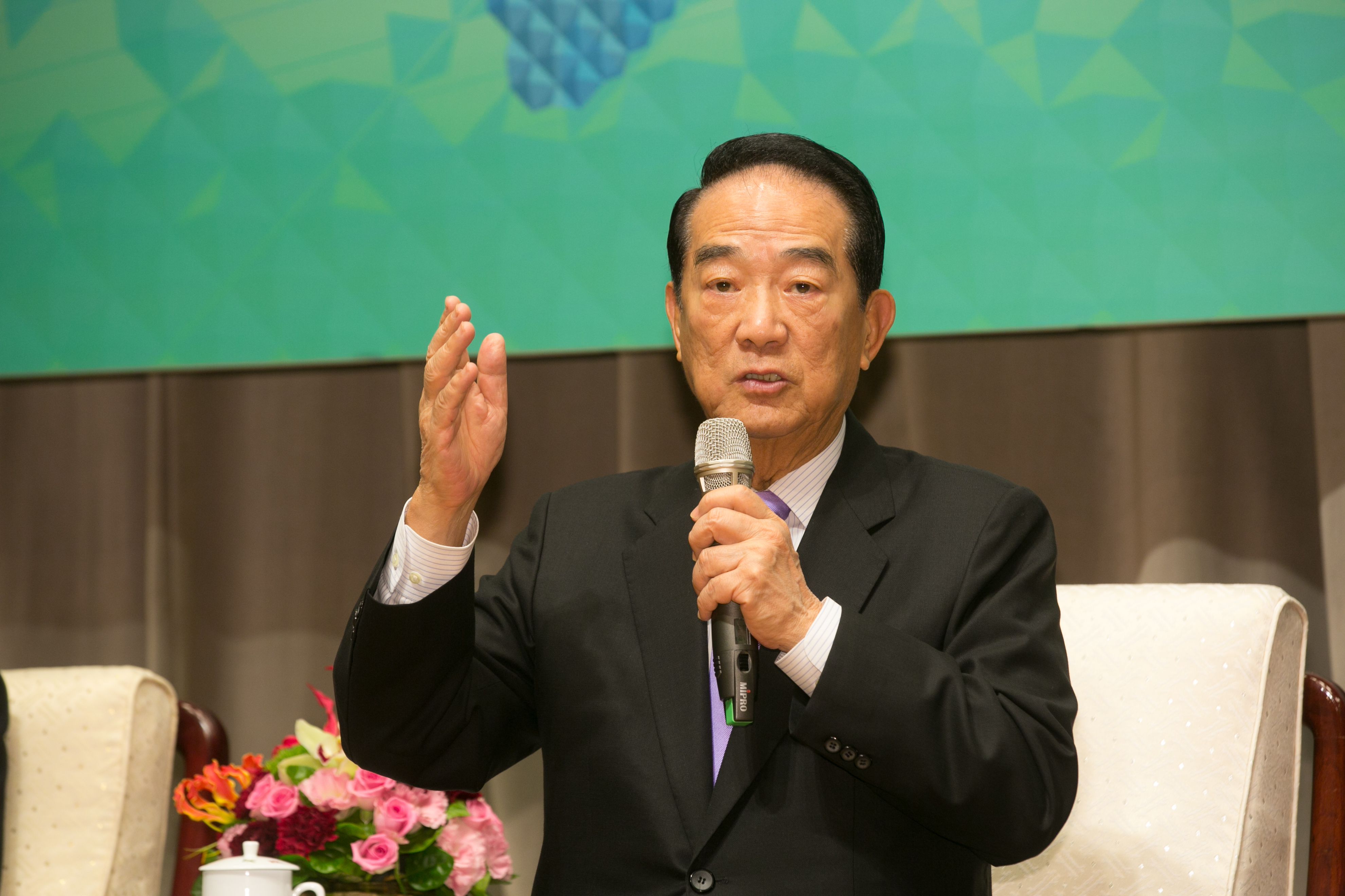 本刊掌握消息，針對國民黨「倒閣案」，親民黨主席宋楚瑜已向黨團成員表明「現階段時機不宜」。