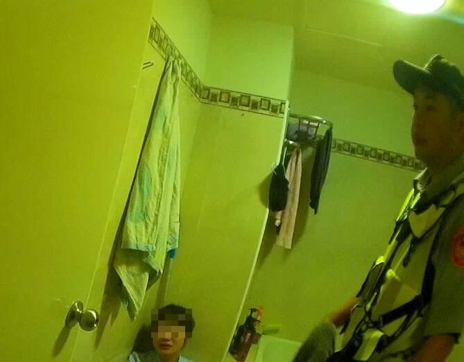 女子被奪刀後,癱軟在地,彷彿像洩了氣的皮球。