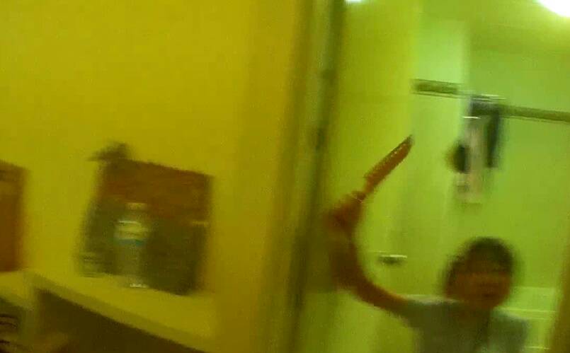 陳姓女子揮刀尋死，女警苦苦勸說，她仍歇斯底里的哭罵。