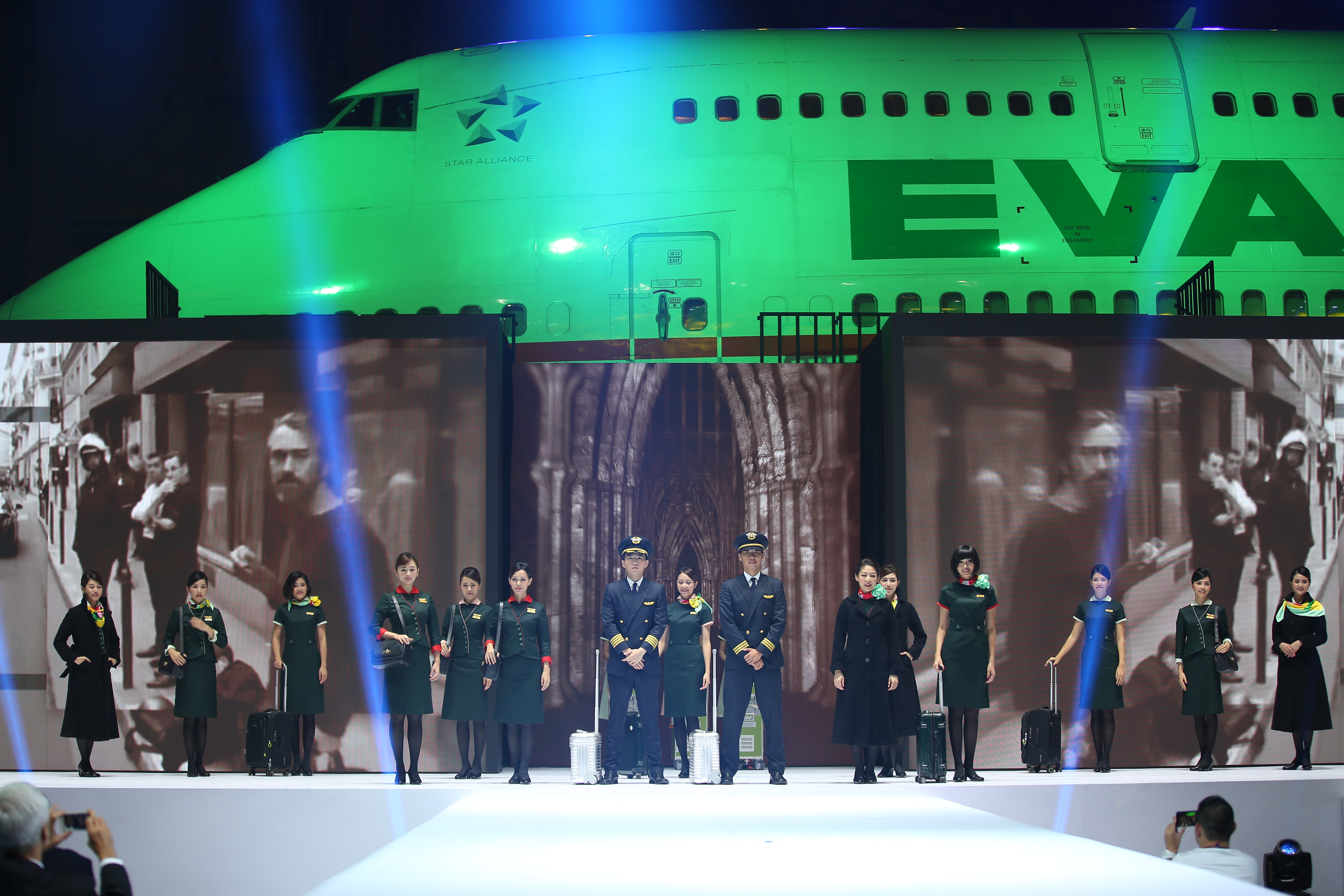 睽違14年，長榮航空換裝了，新制服融入復古文藝氣息，走電影《羅馬假期》風。