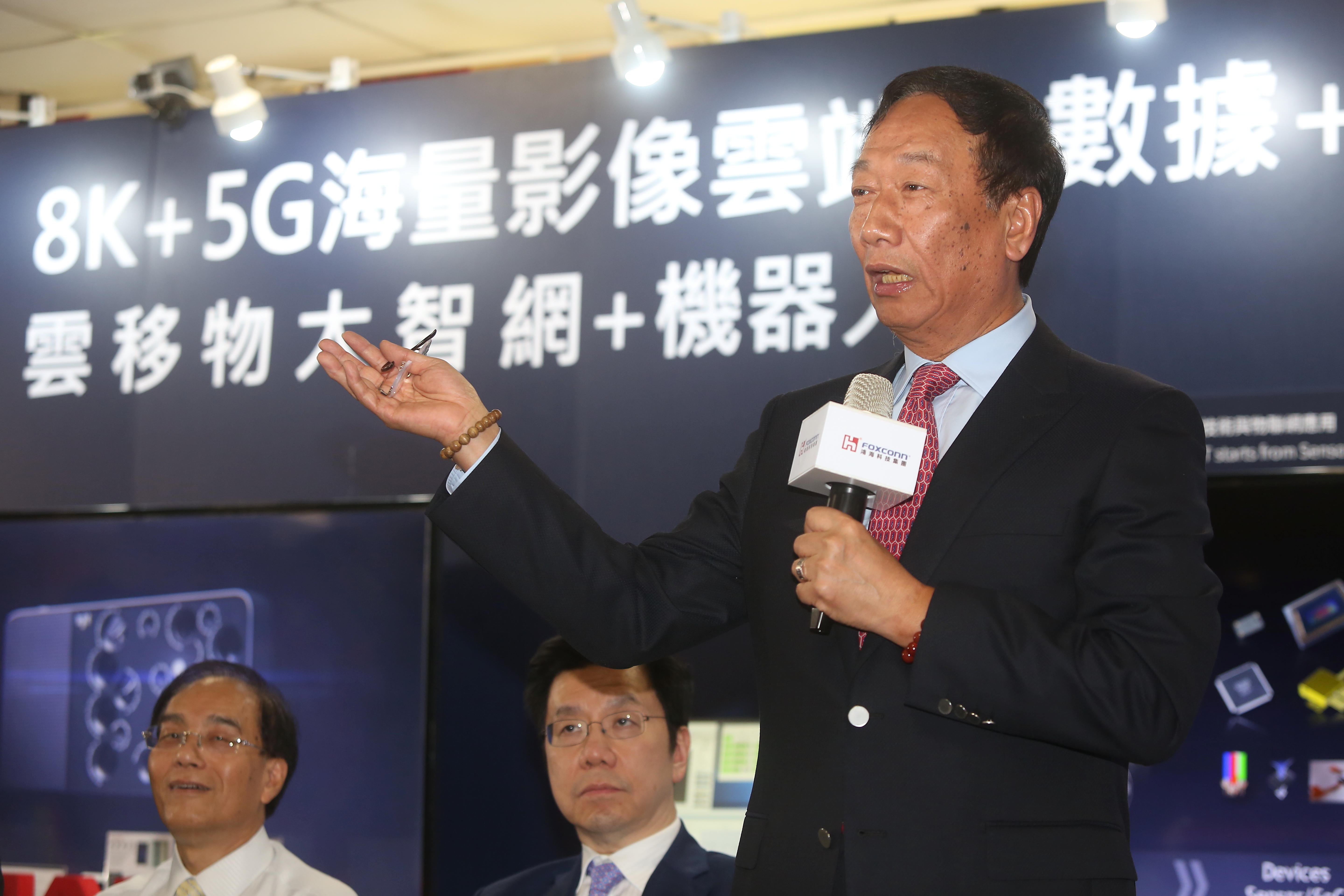 根據《富比士》公佈的2017年全球100大科技富豪榜，鴻海董事長又繼續蟬聯台灣科技首富，淨財富已達到102億美元，暴增超過千億台幣。