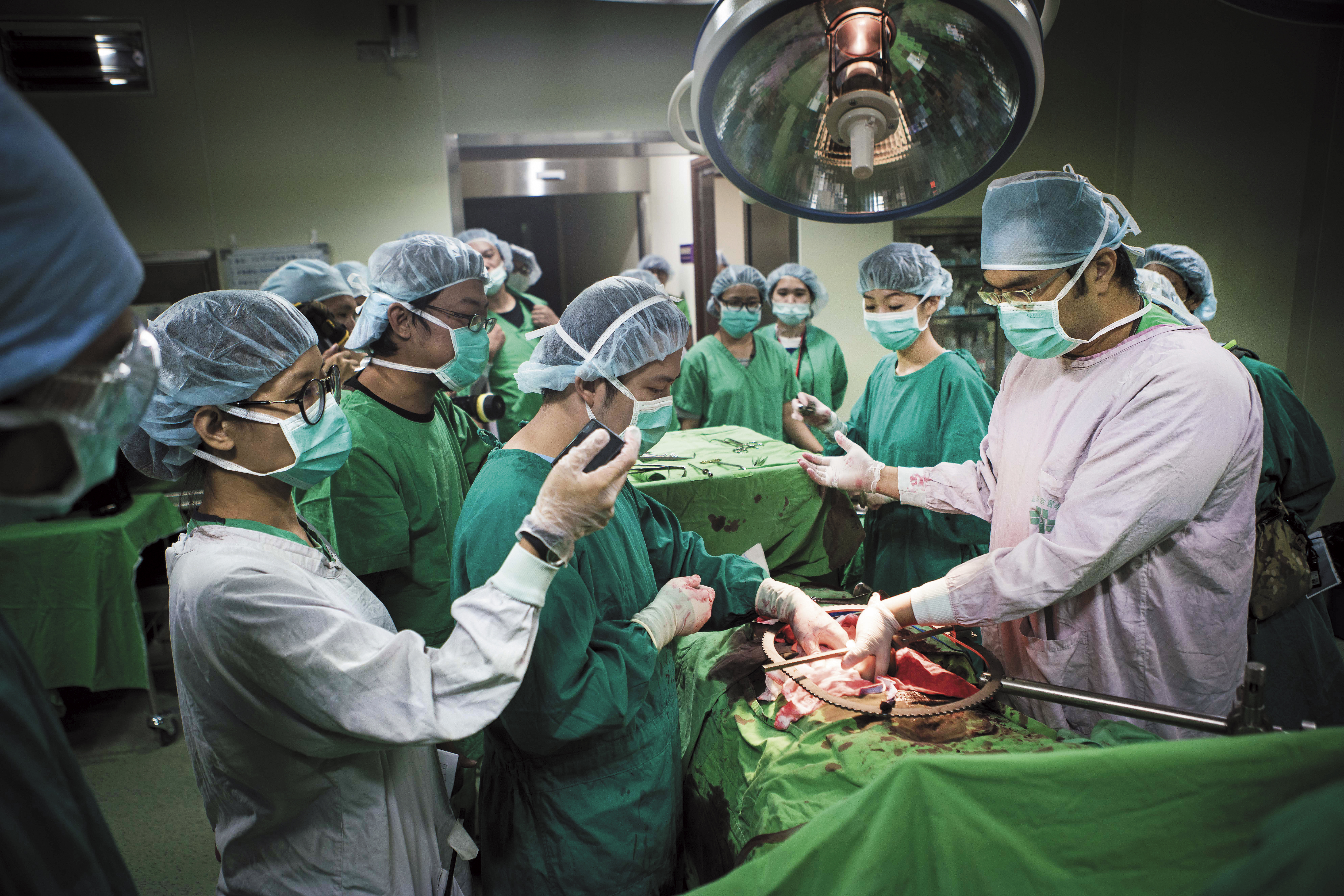 《麻醉風暴2》改寫台灣職人劇規格，每集手術戲拍攝要求寫實，總成本高達6,500萬元。（公視提供）