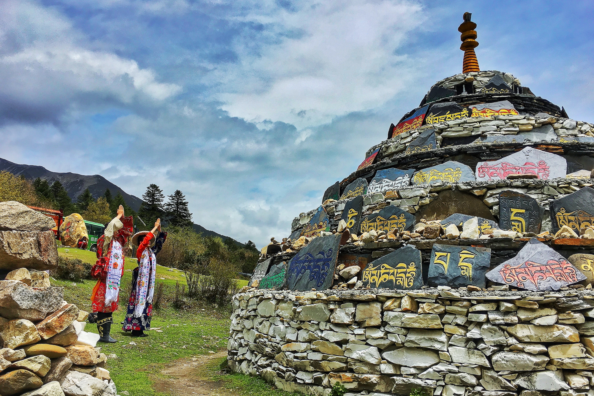 純淨的「七色海」，是藏族新人最想拍攝的婚紗景點。