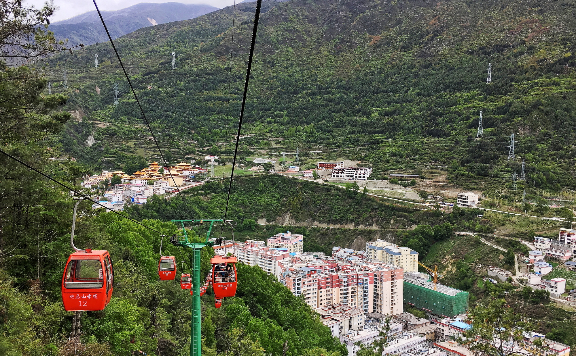 搭乘纜車攀上跑馬山頂上，就能將〈康定情歌〉裡，跑馬溜溜山腳下的老康定城盡收眼簾。