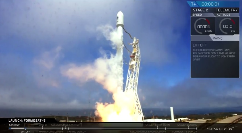 搭載福衛五號的獵鷹九號火箭發射升空。（翻攝自SpaceX直播畫面）