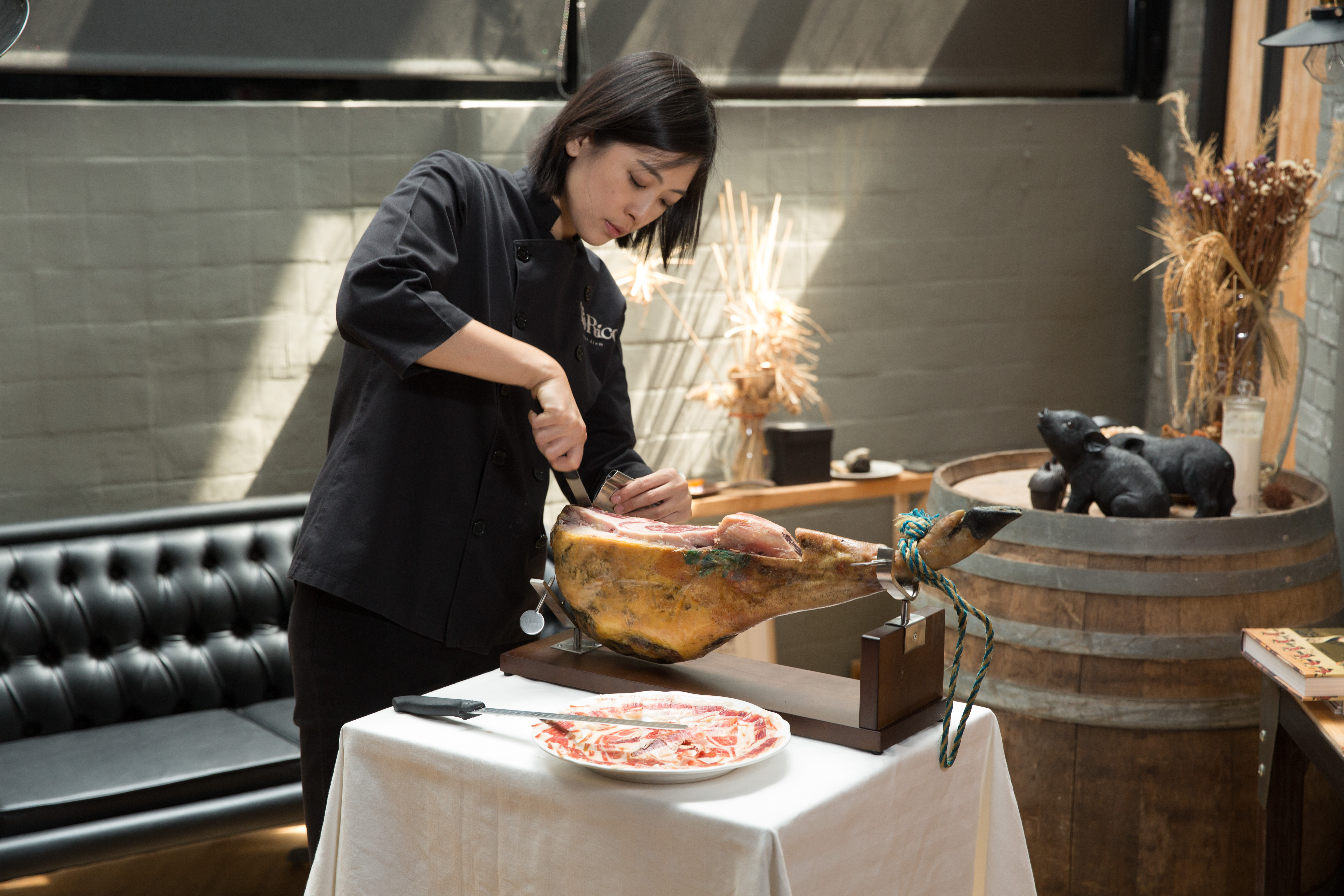 Emily是台灣首位通過西班牙認證的侍肉師。「切肉也是個專業咖。」她的這句話，很有態度。