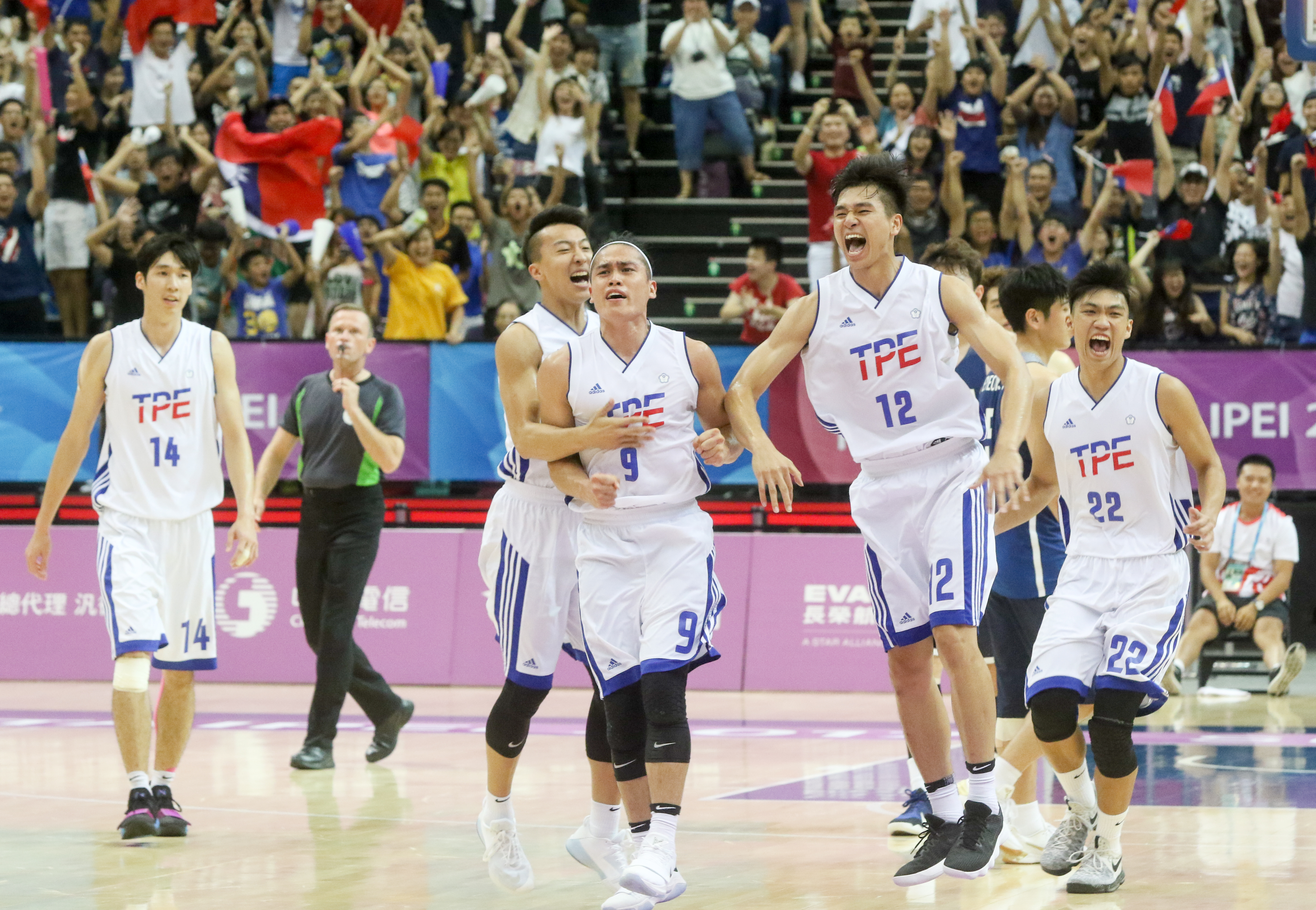 昨（24）日世大運中華男籃隊遭遇南韓隊，最後以80比76拿下3連勝，吸引滿場球迷歡呼。