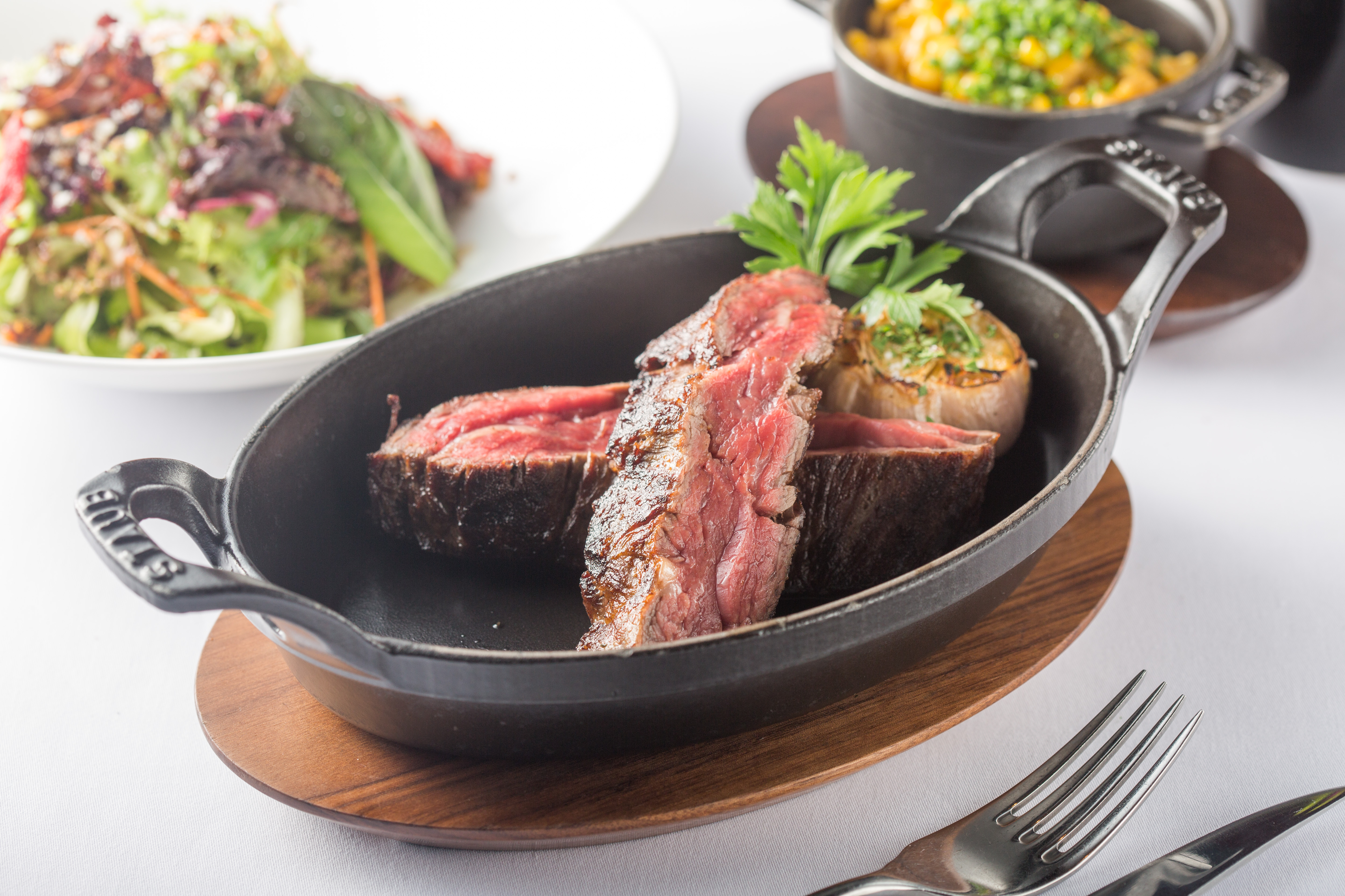 濕式熟成的「美國頂級老饕牛排」，非常甜嫩。（2,980元／套餐）