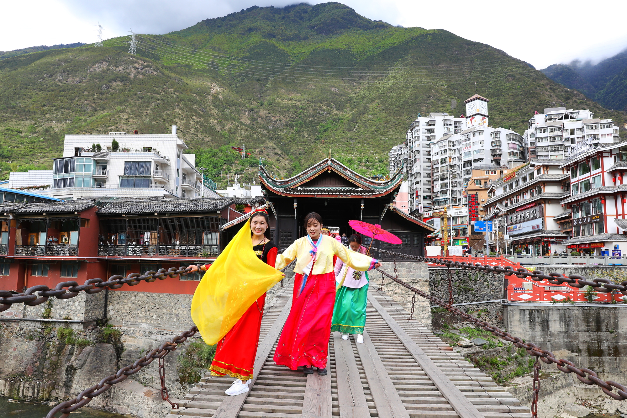 許多遊客會換上民俗服裝到瀘定橋上拍照。